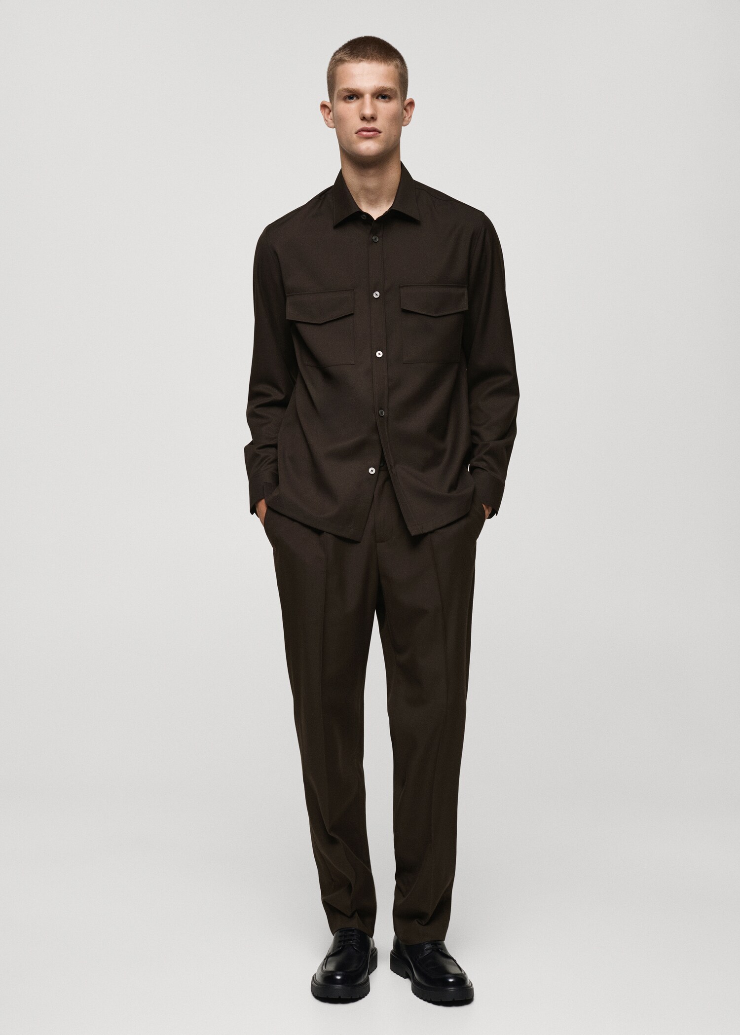 Pantalón regular fit pinzas - Plano general