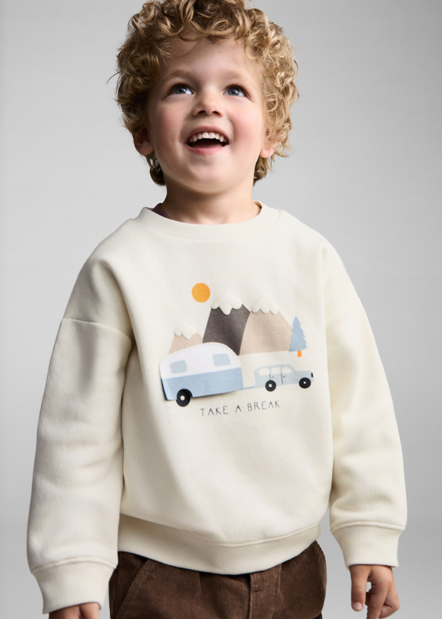 Sudadera estampado animado - Plano general