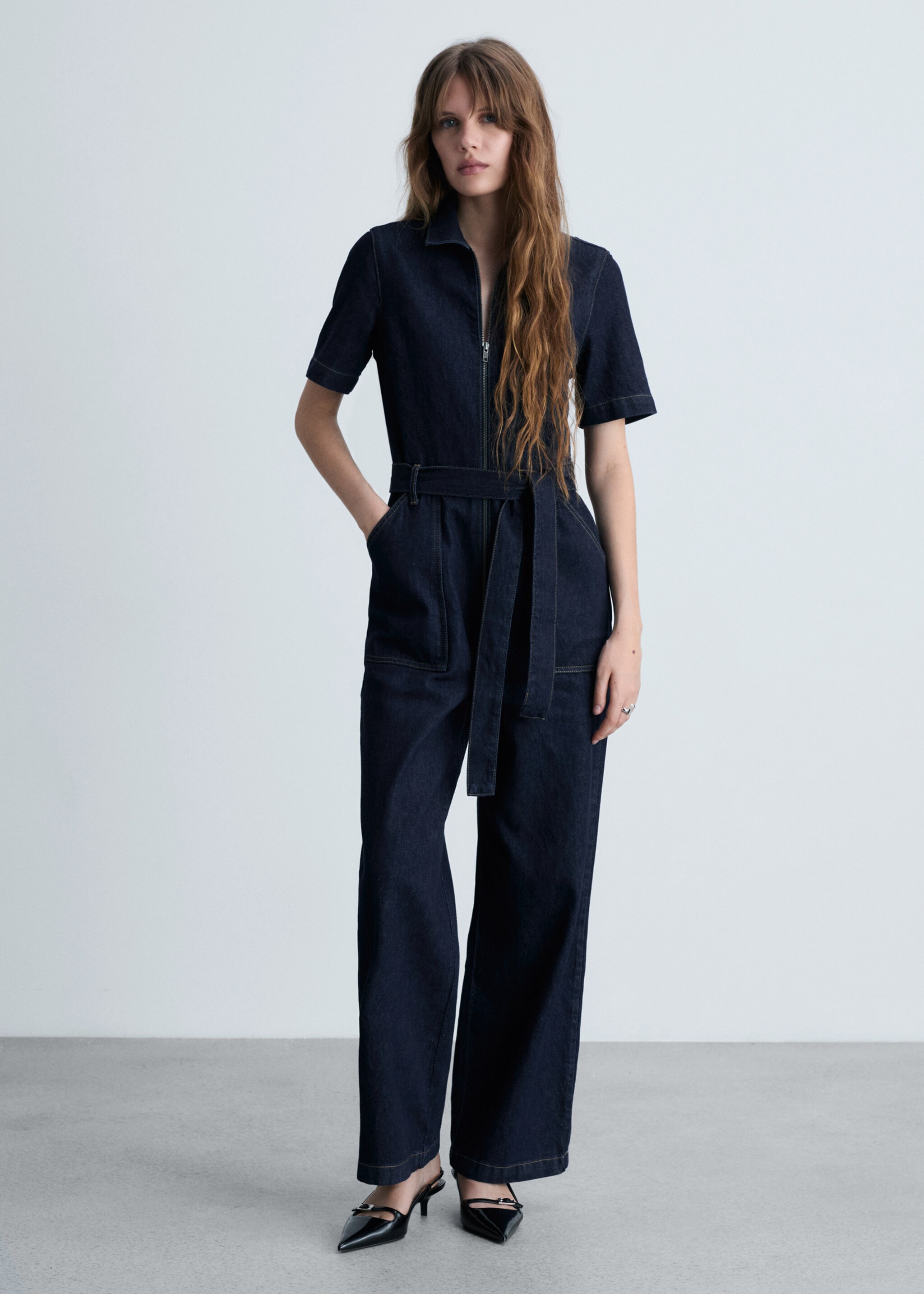 Jeans-Jumpsuit mit Gürtel - Allgemeine Ansicht