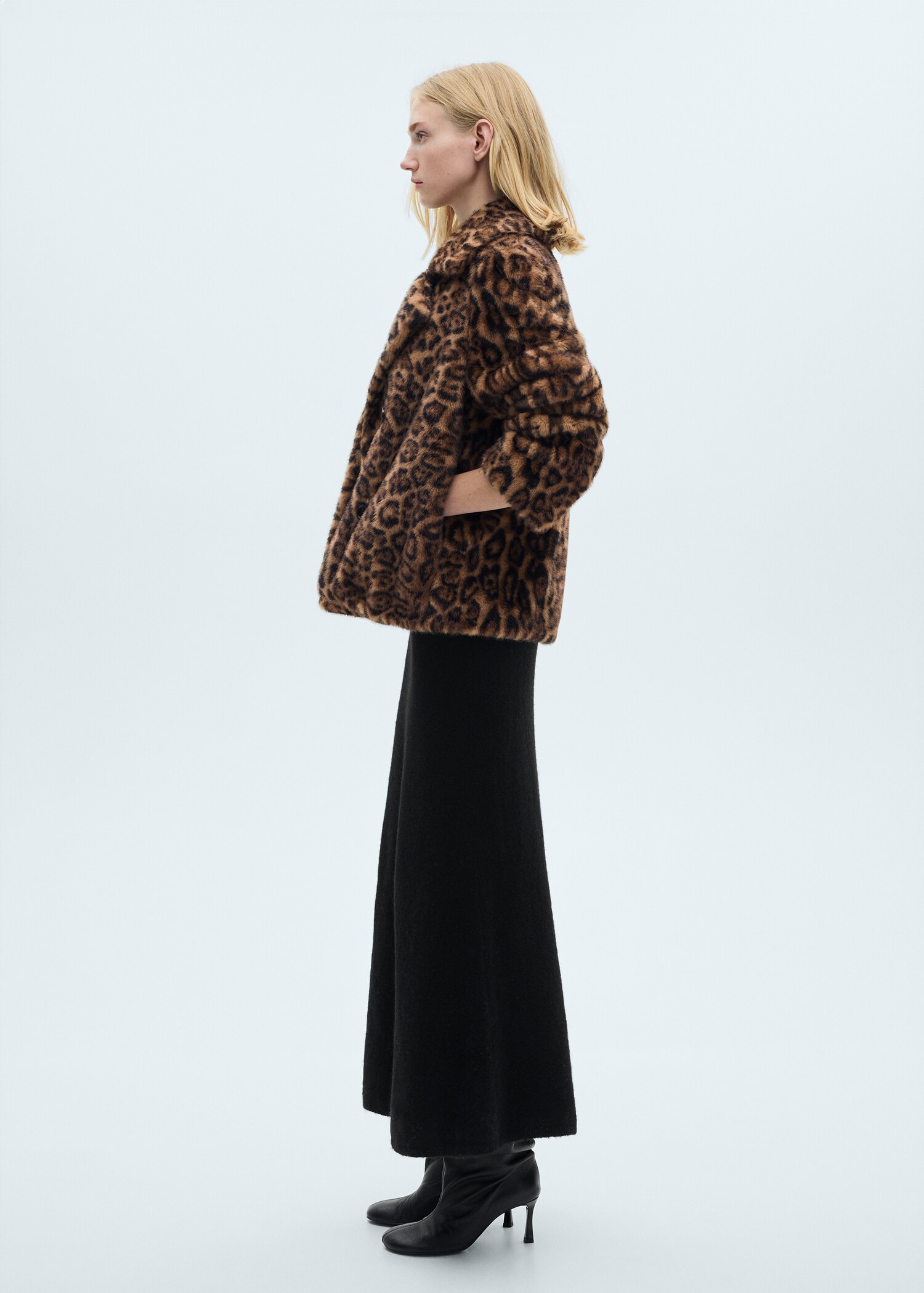 Abrigo leopardo efecto pelo - Plano general