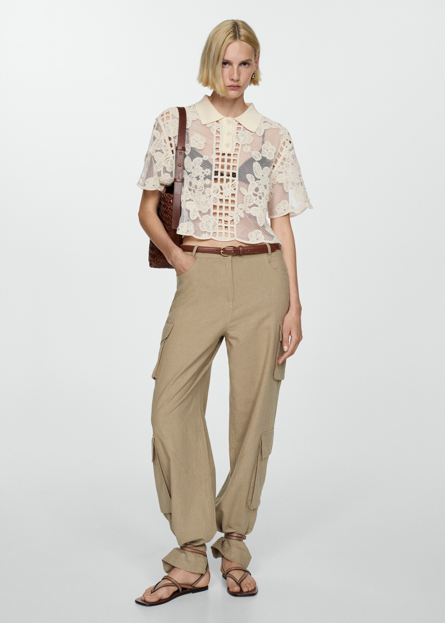Blusa bordada com pormenores rendados - Plano geral