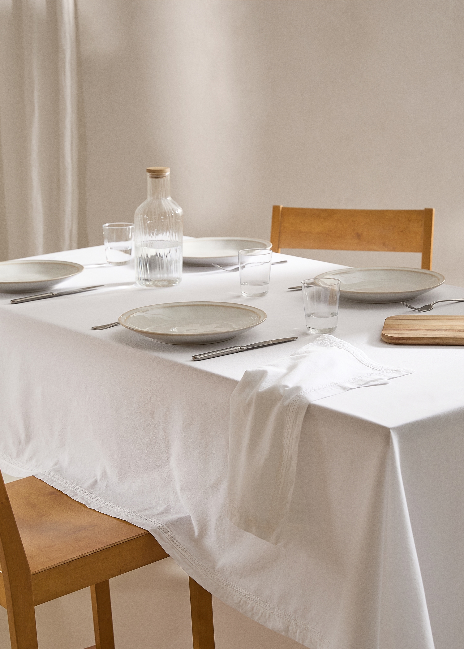 Toalha de mesa com pormenor de renda 170 x 170 cm - Plano geral