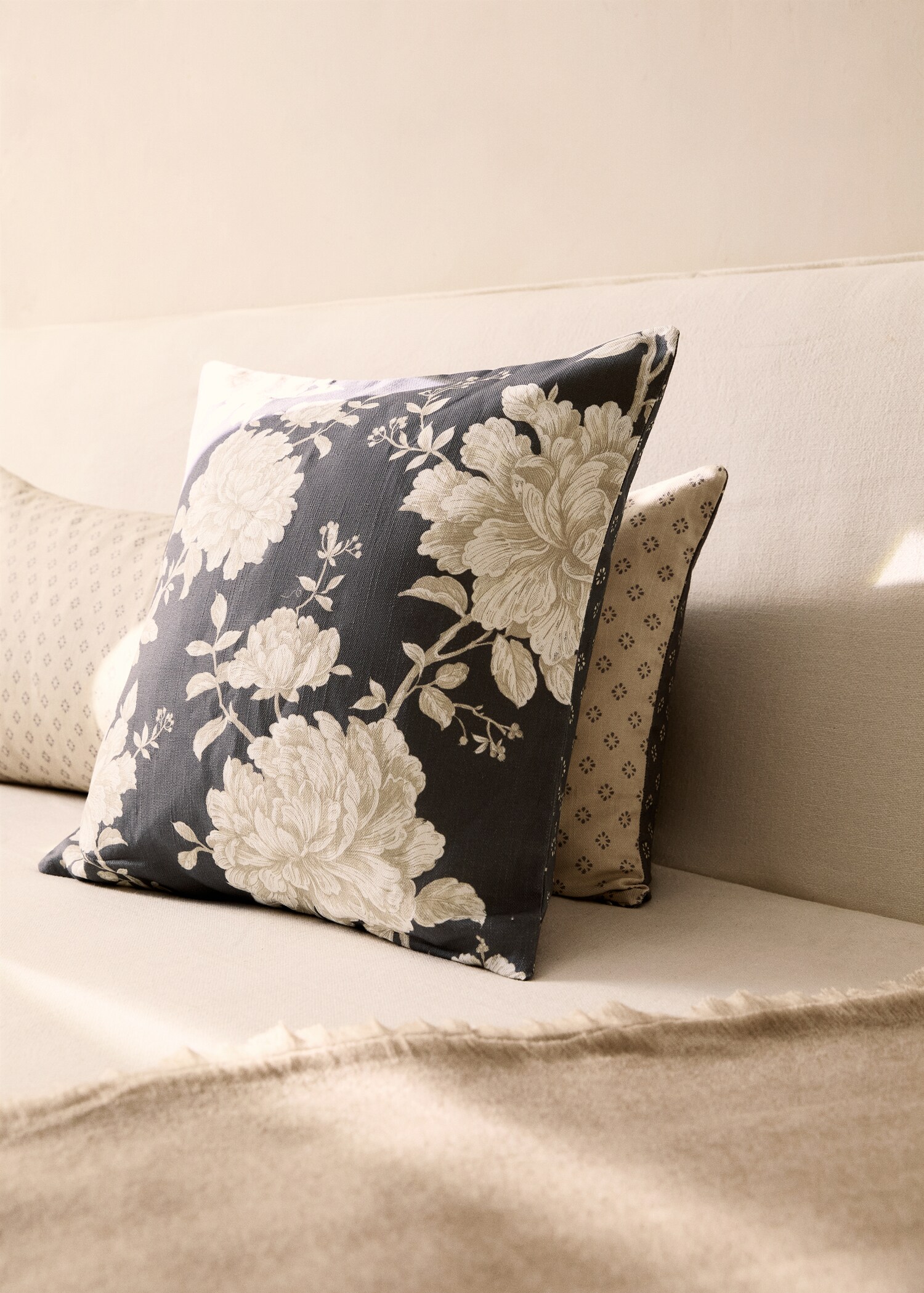 Kissenhülle mit Blumendesign - Allgemeine Ansicht