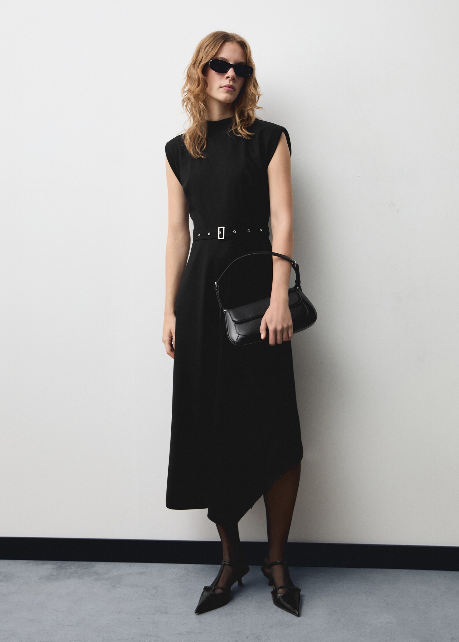 Asymmetrisches Kleid mit Gürtel - Allgemeine Ansicht