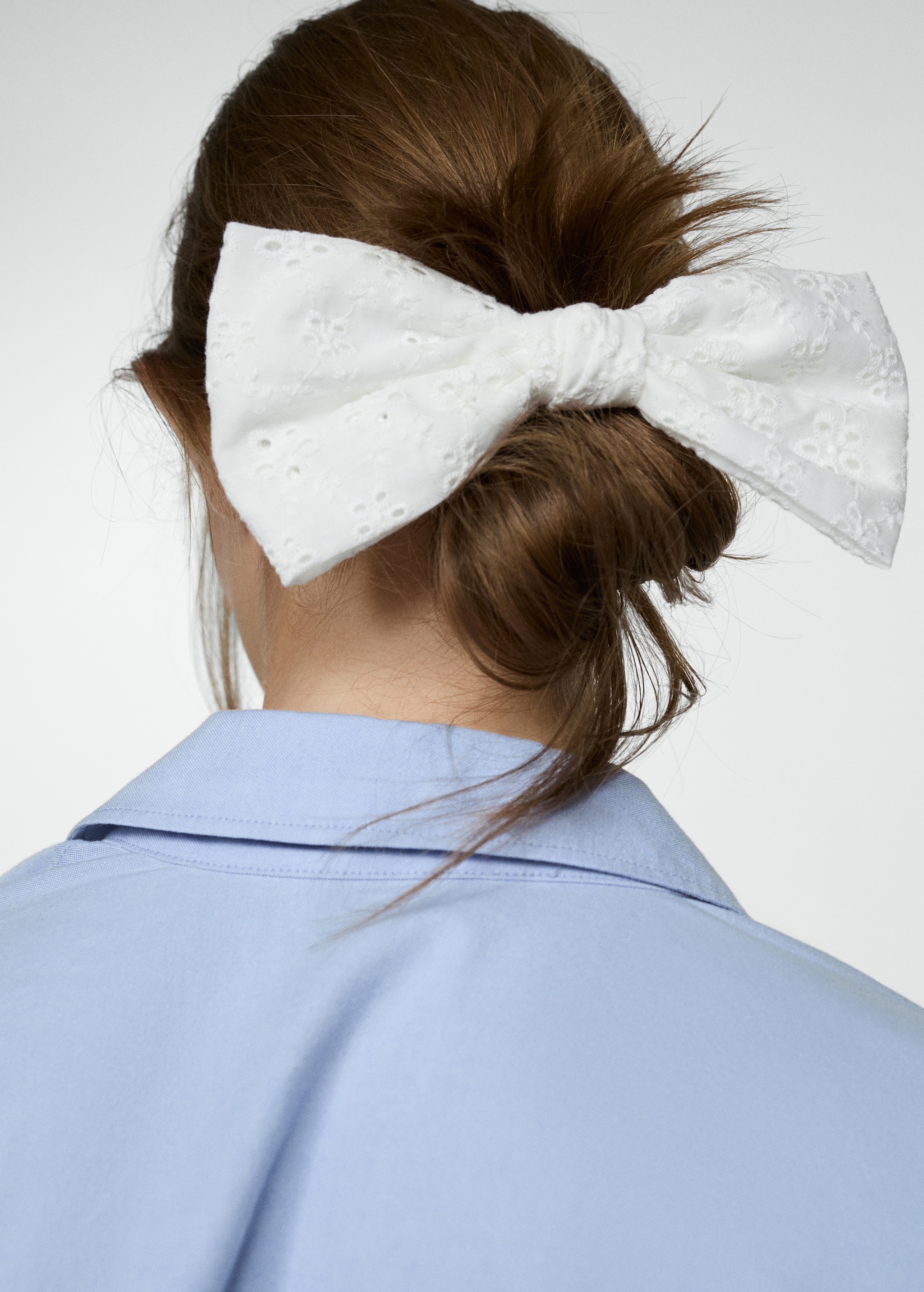 Embroidered barrette with bow - General plane