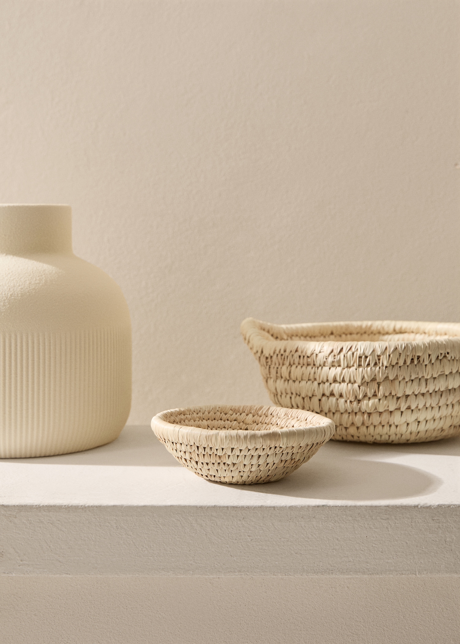 Round natural fibre tray - General plane