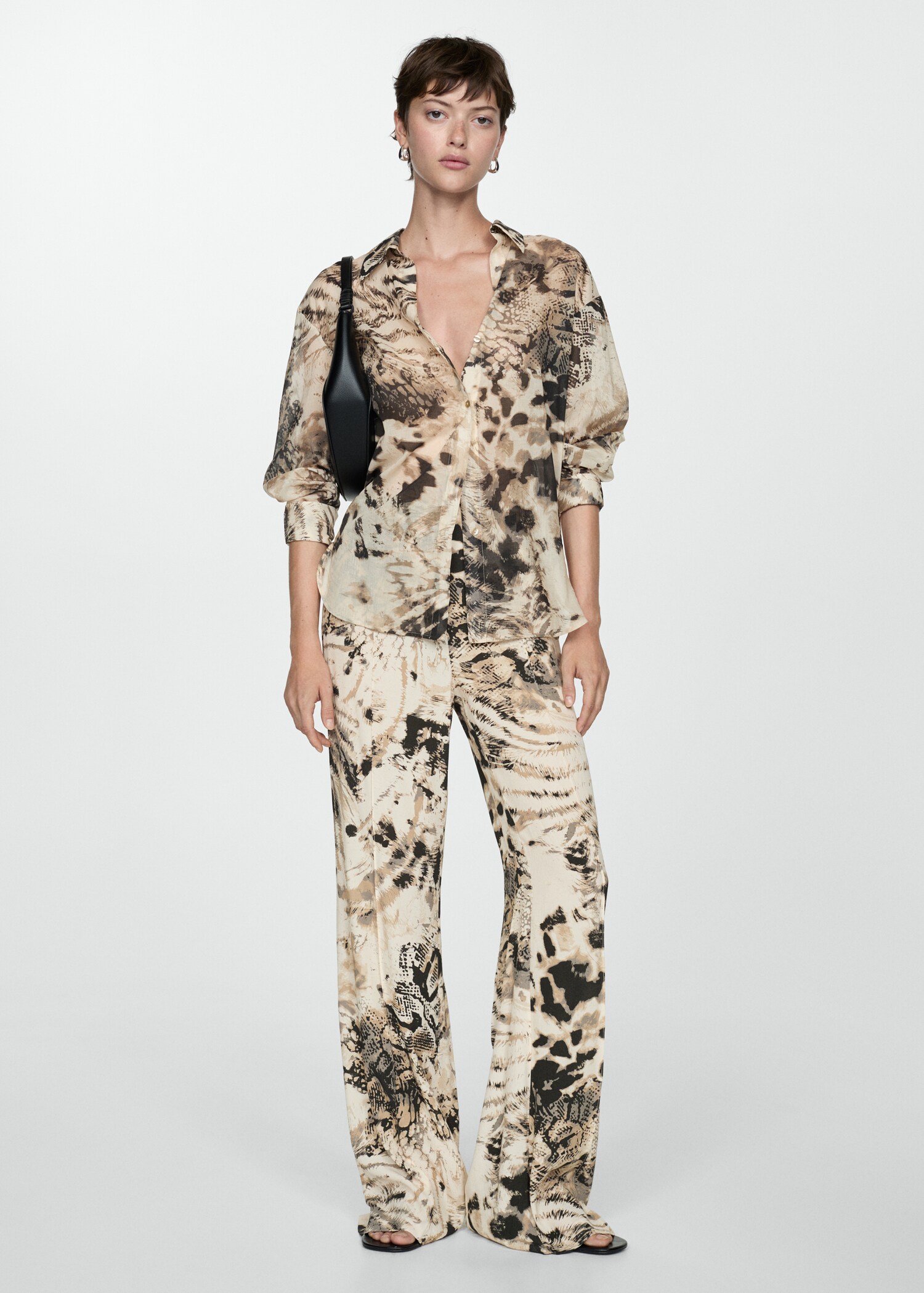 Camisa animal print semitransparente - Plano general