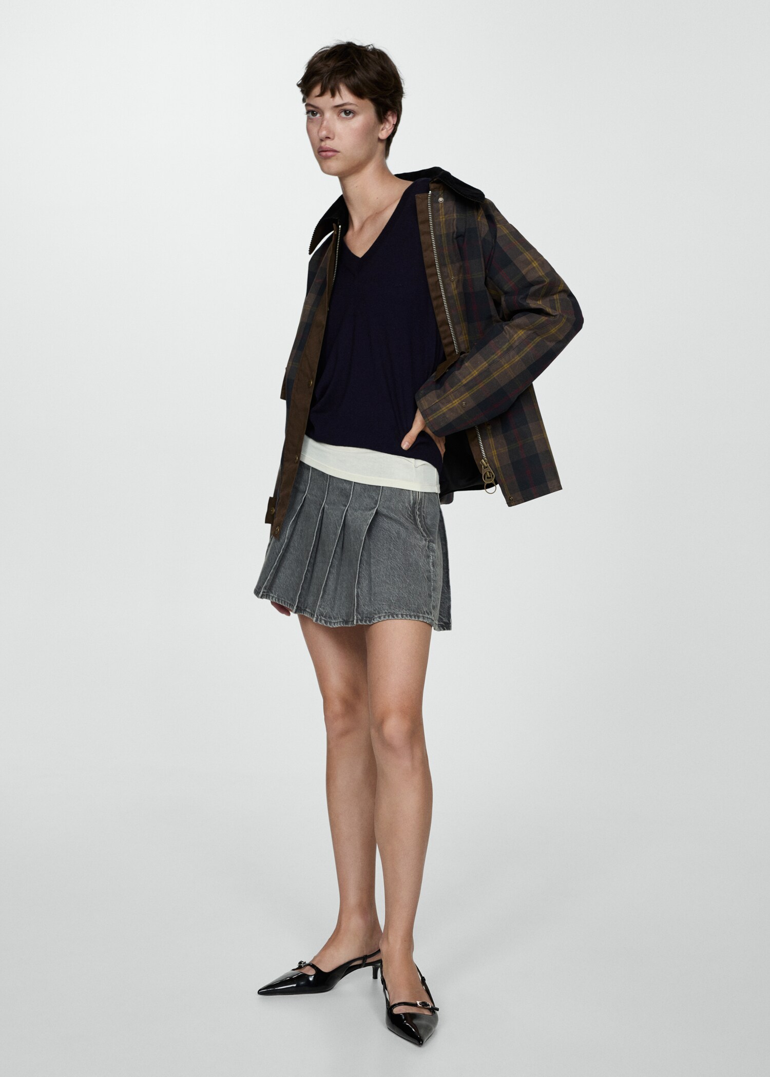 Fine-knit V-neck sweater - General plane