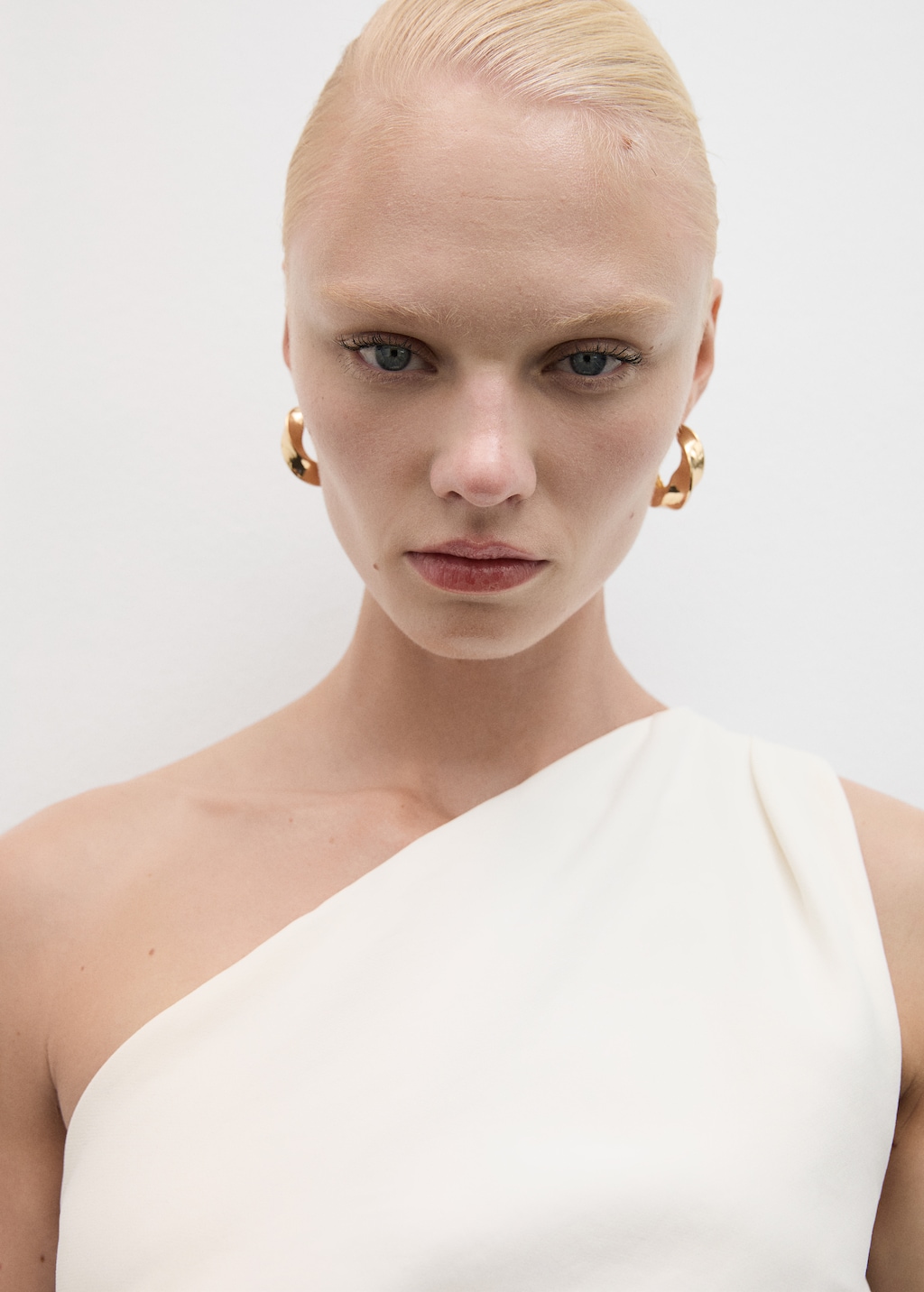 Earrings With Twisted Hoops Women MANGO Thailand earrings-with-twisted-hoops-women-mango-thailand