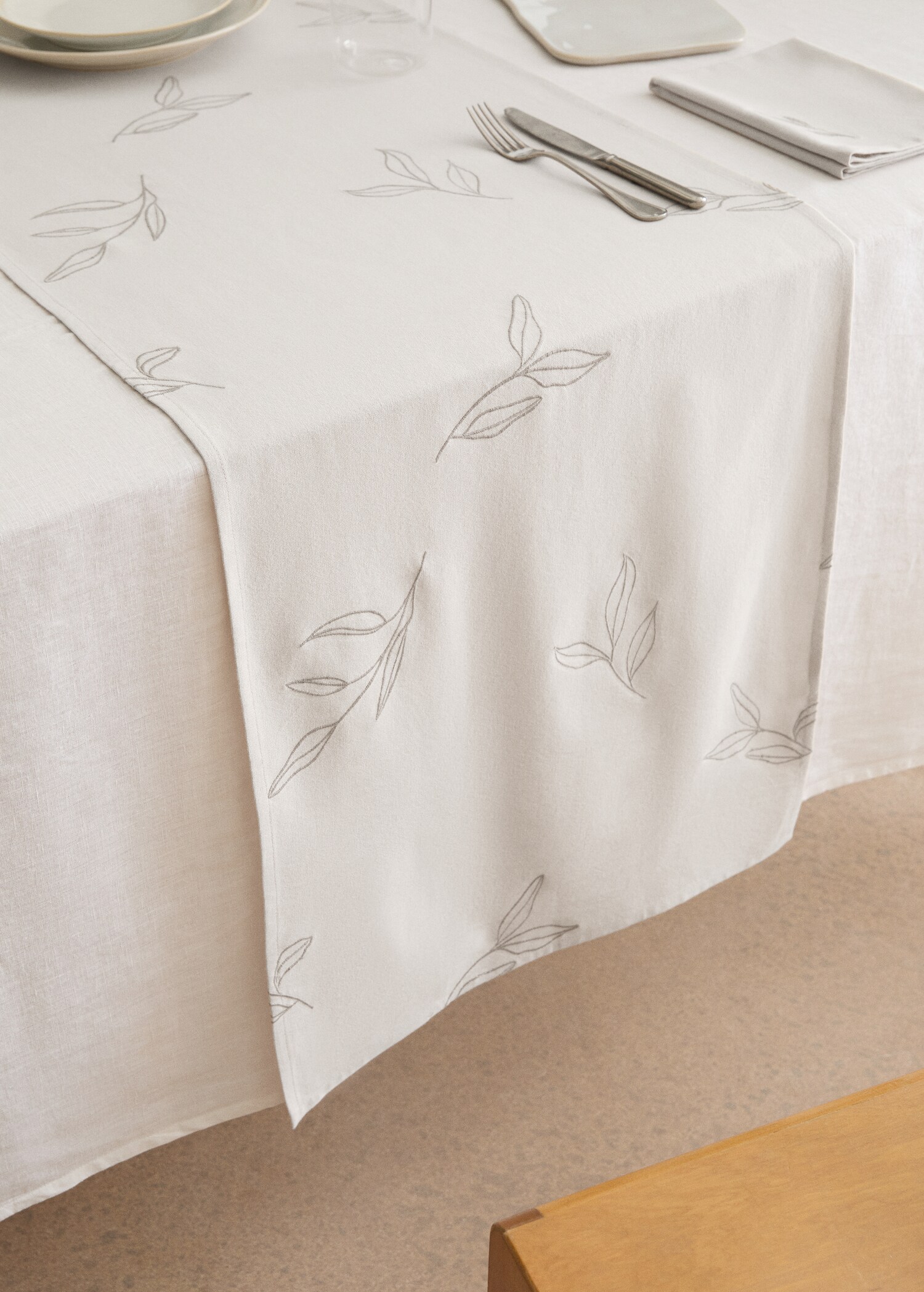 Cotton table runner with embroidered leaves - General plane