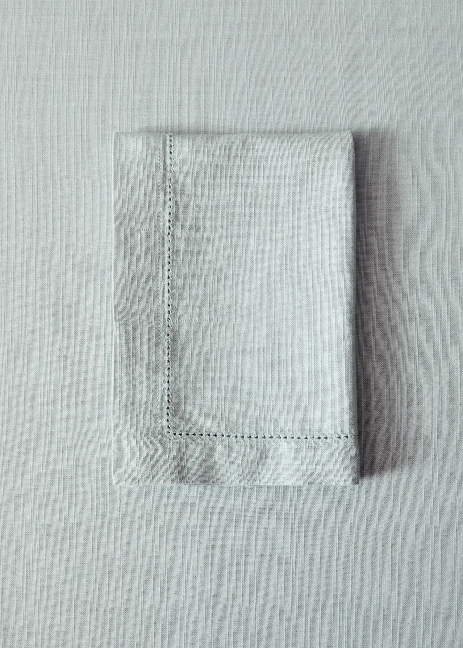 Serviette de table détail broderie ajourée - Plan général