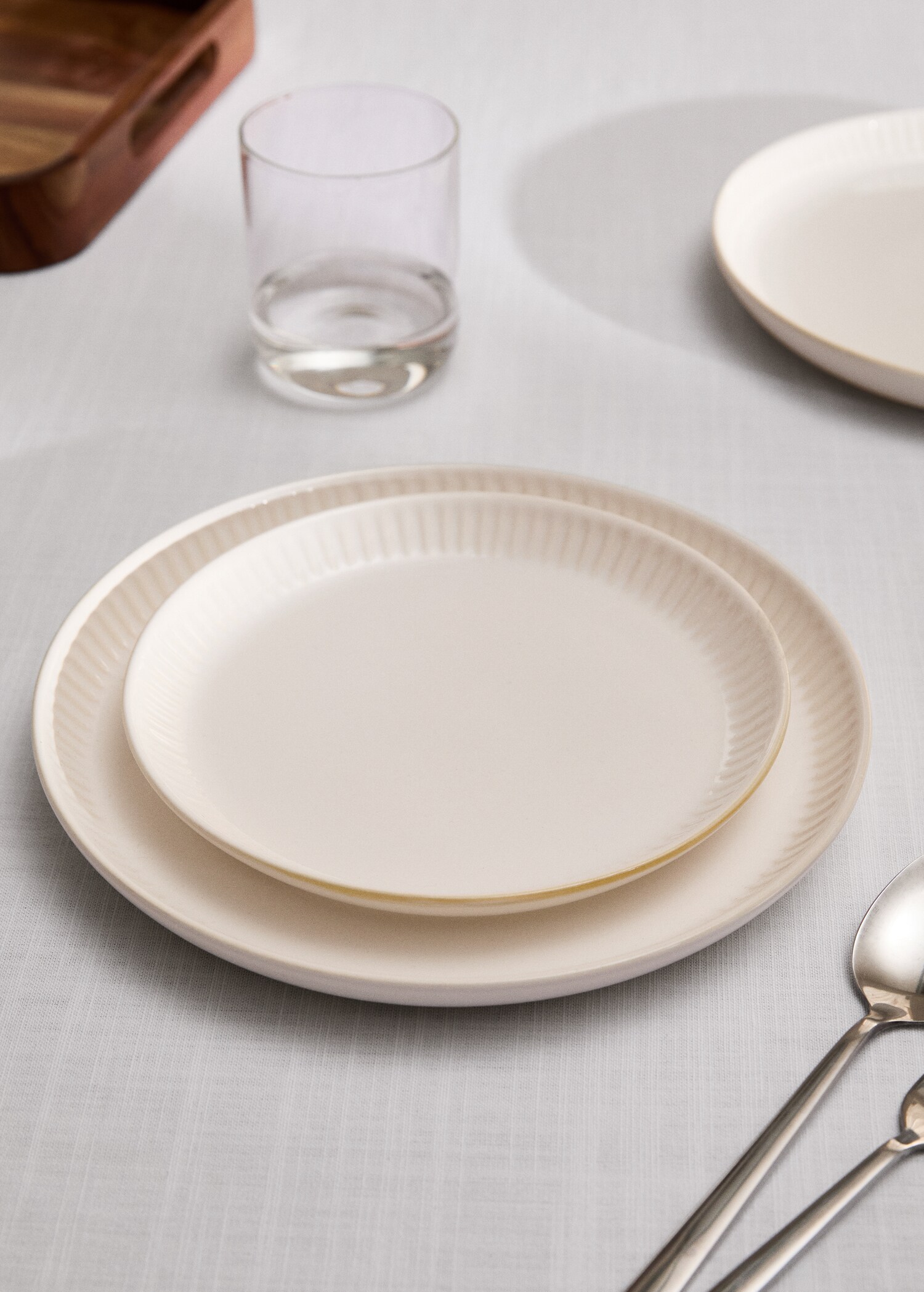 Wavy relief stoneware plate - General plane