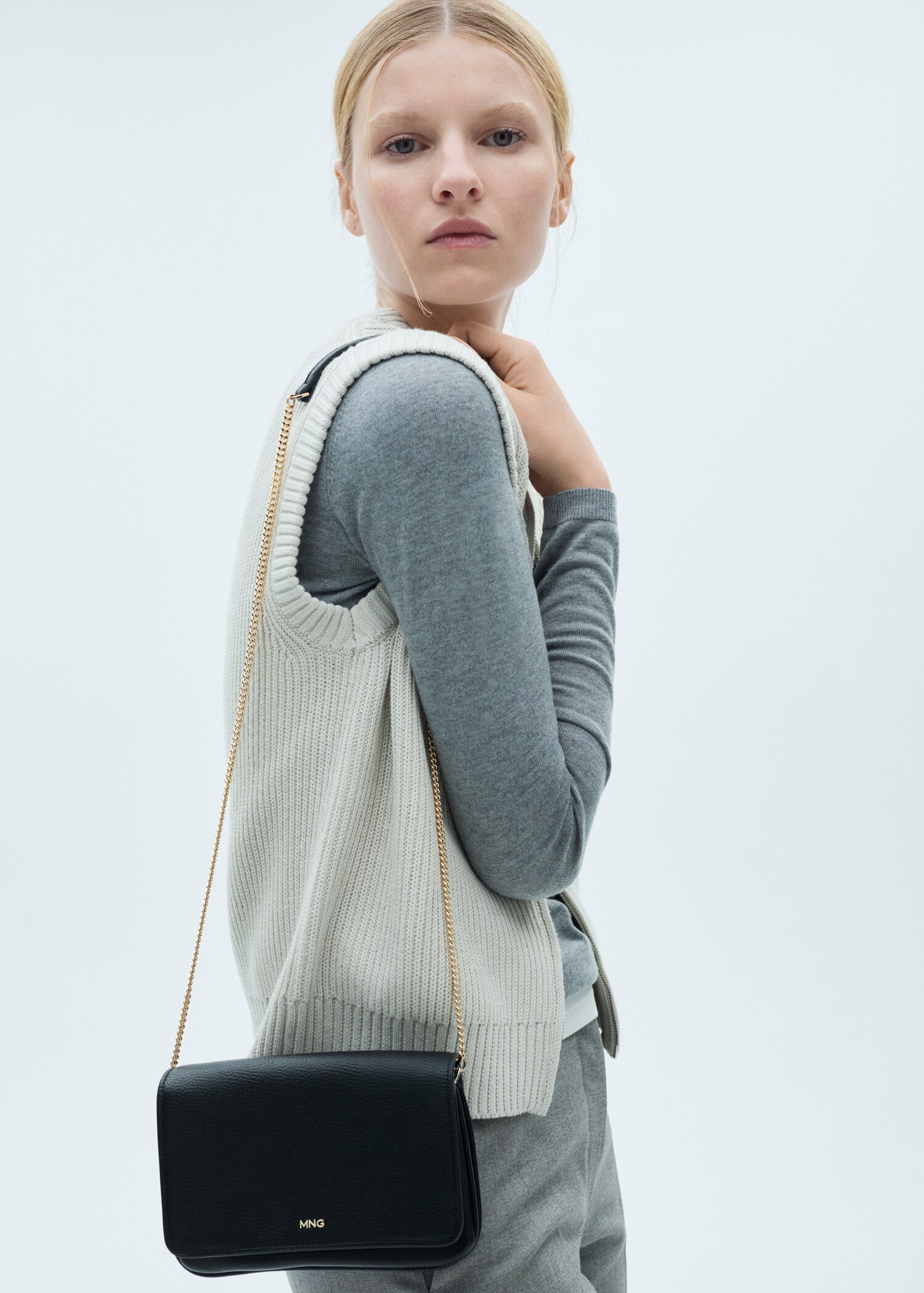 Crossbody bag with chain - General plane