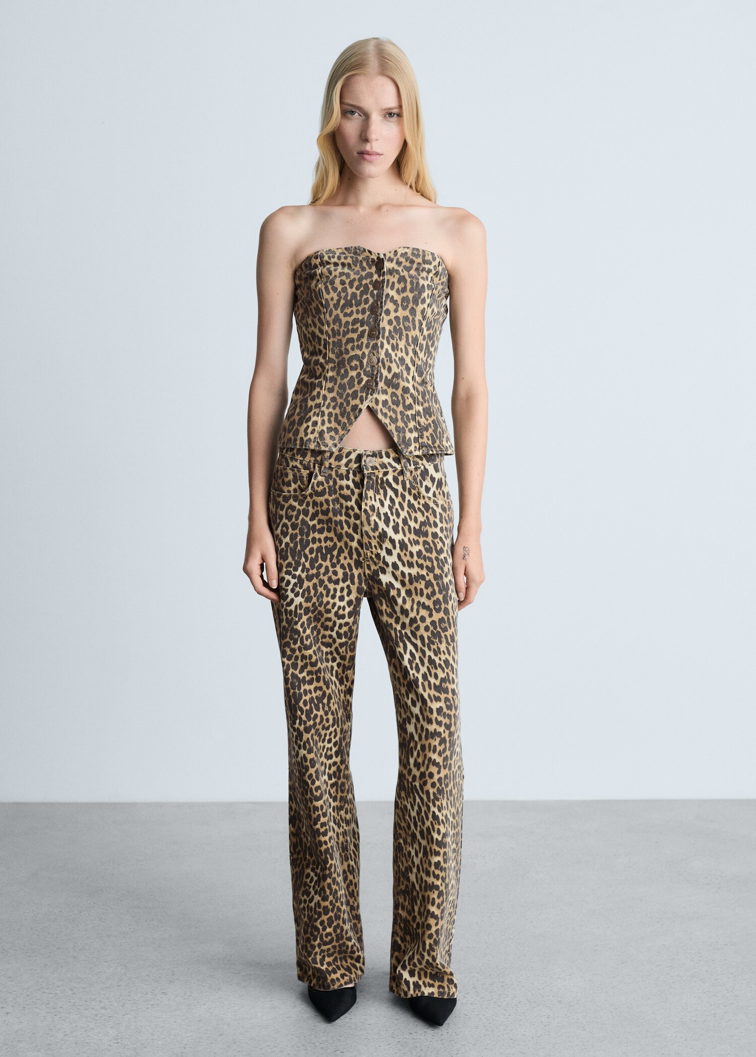 Jeans rectos tiro alto leopardo - Plano general
