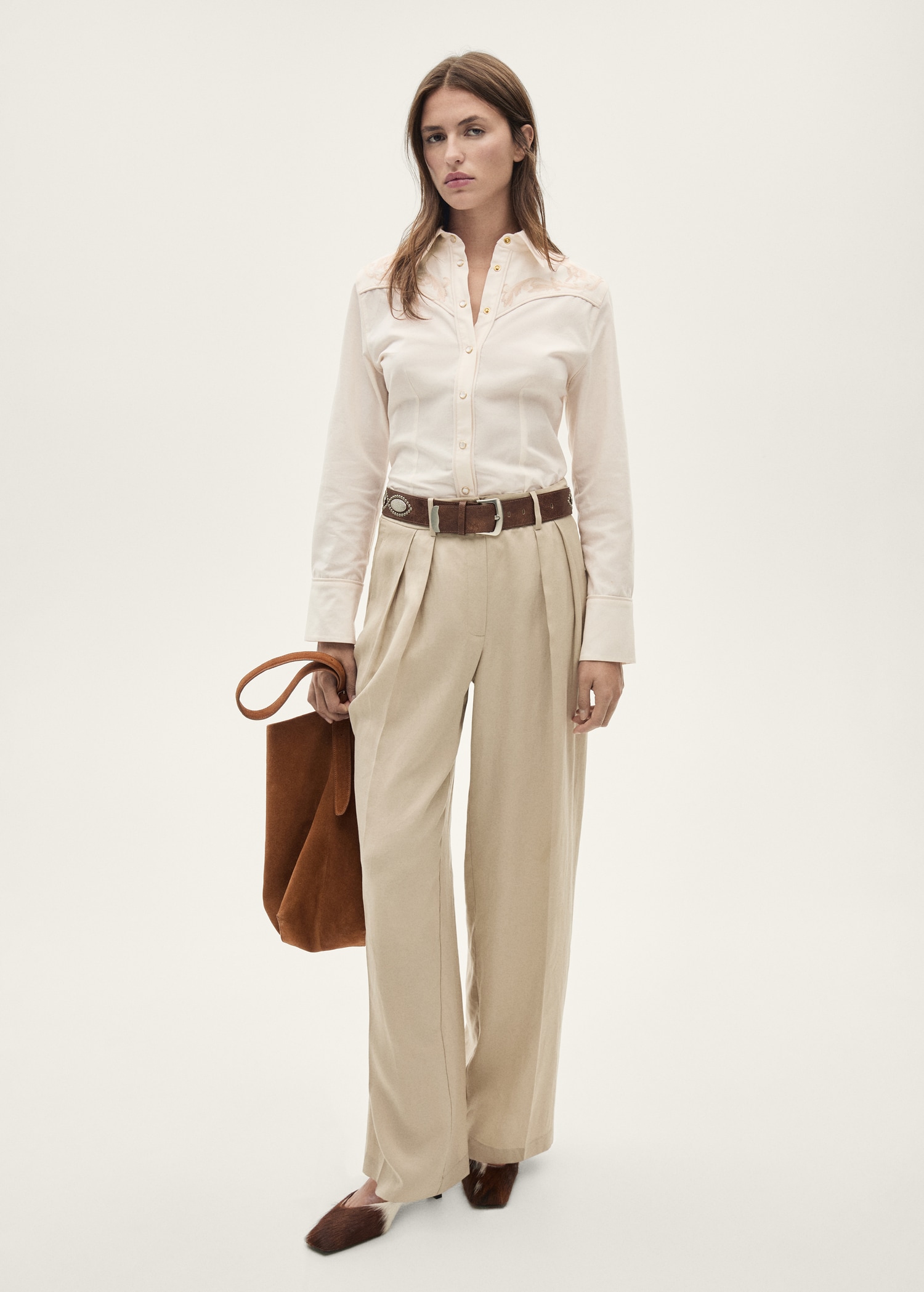 Fitted shirt with decorative embroidery - General plane