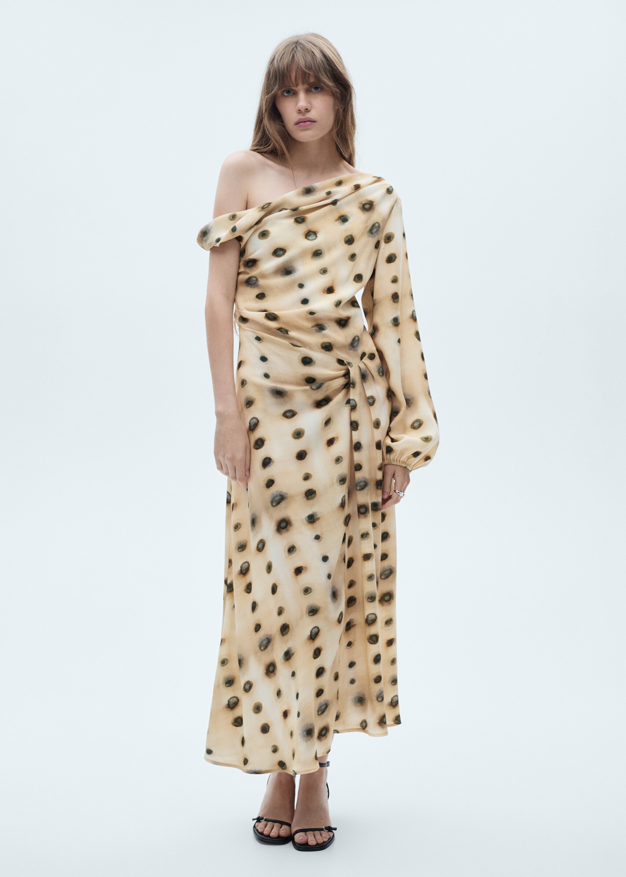 Vestido asimétrico lunares - Plano general, Beige. Ref: 77067716-00.