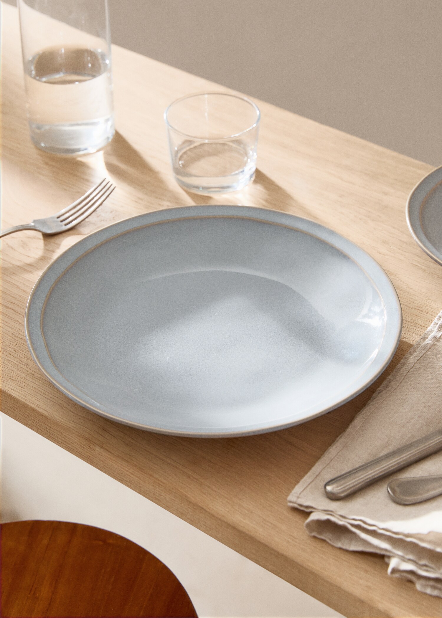 Aged double-edged stoneware dinner plate - General plane