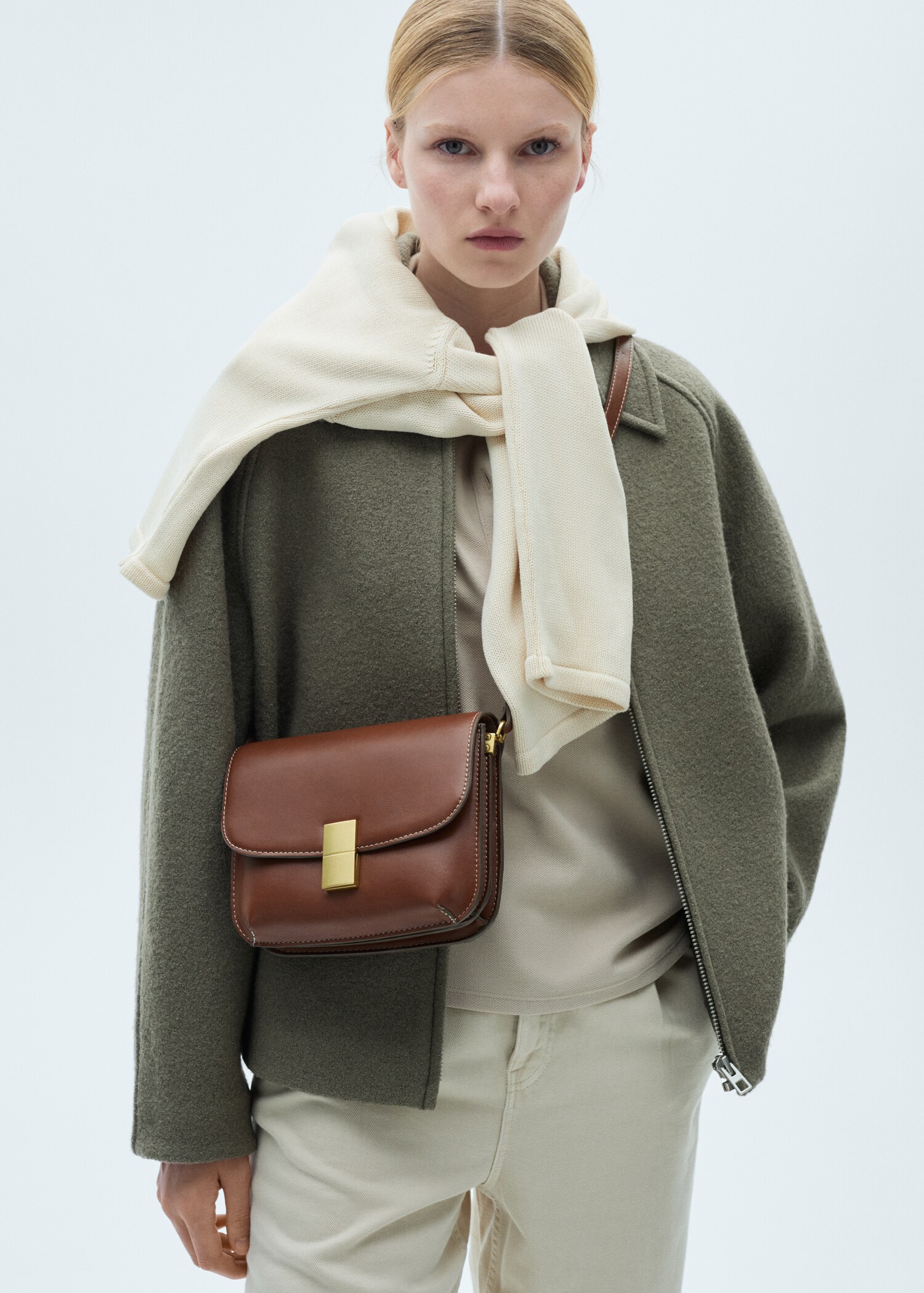 Crossbody bag with metal closure - General plane
