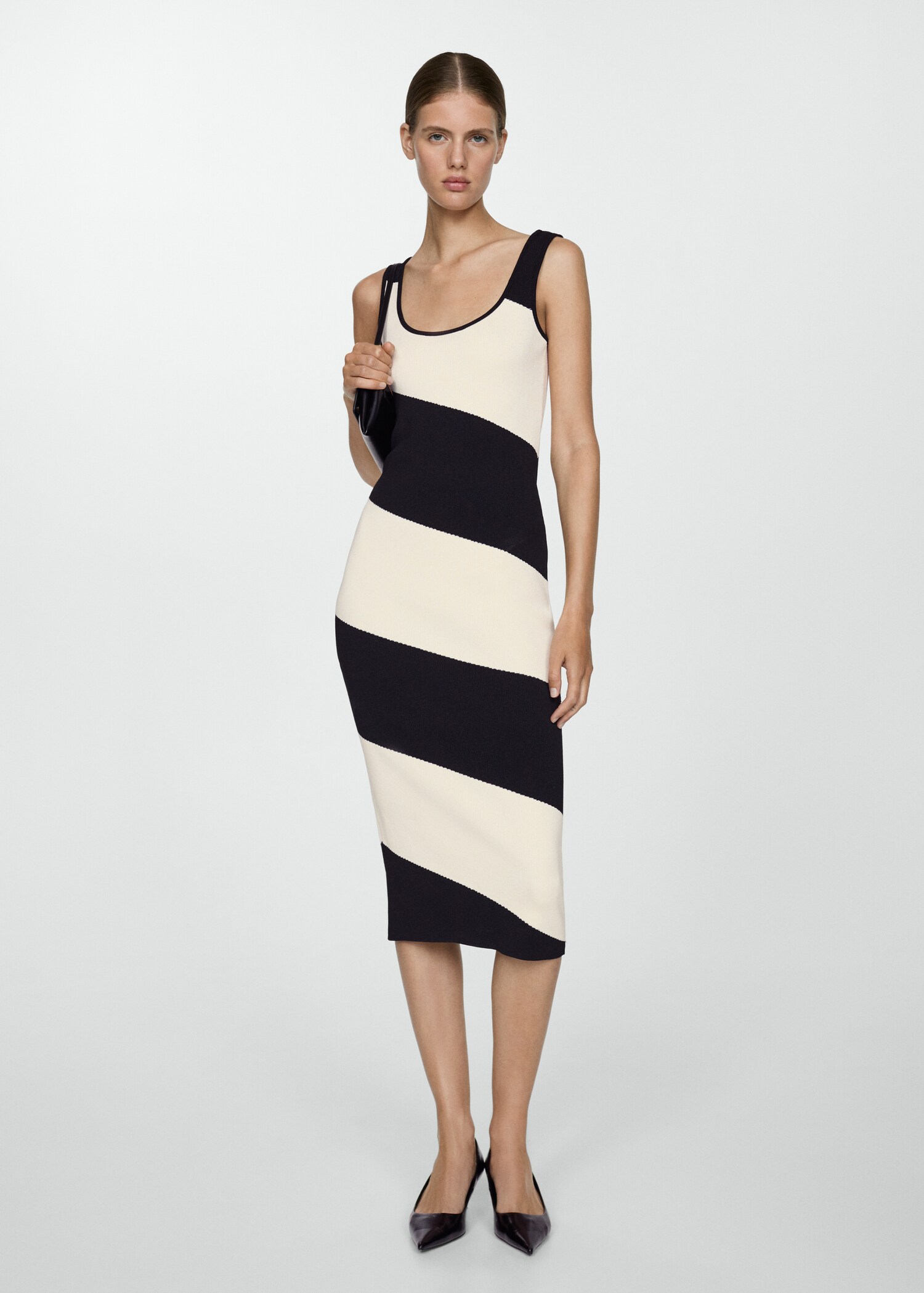 Striped knitted midi-dress - Общий план