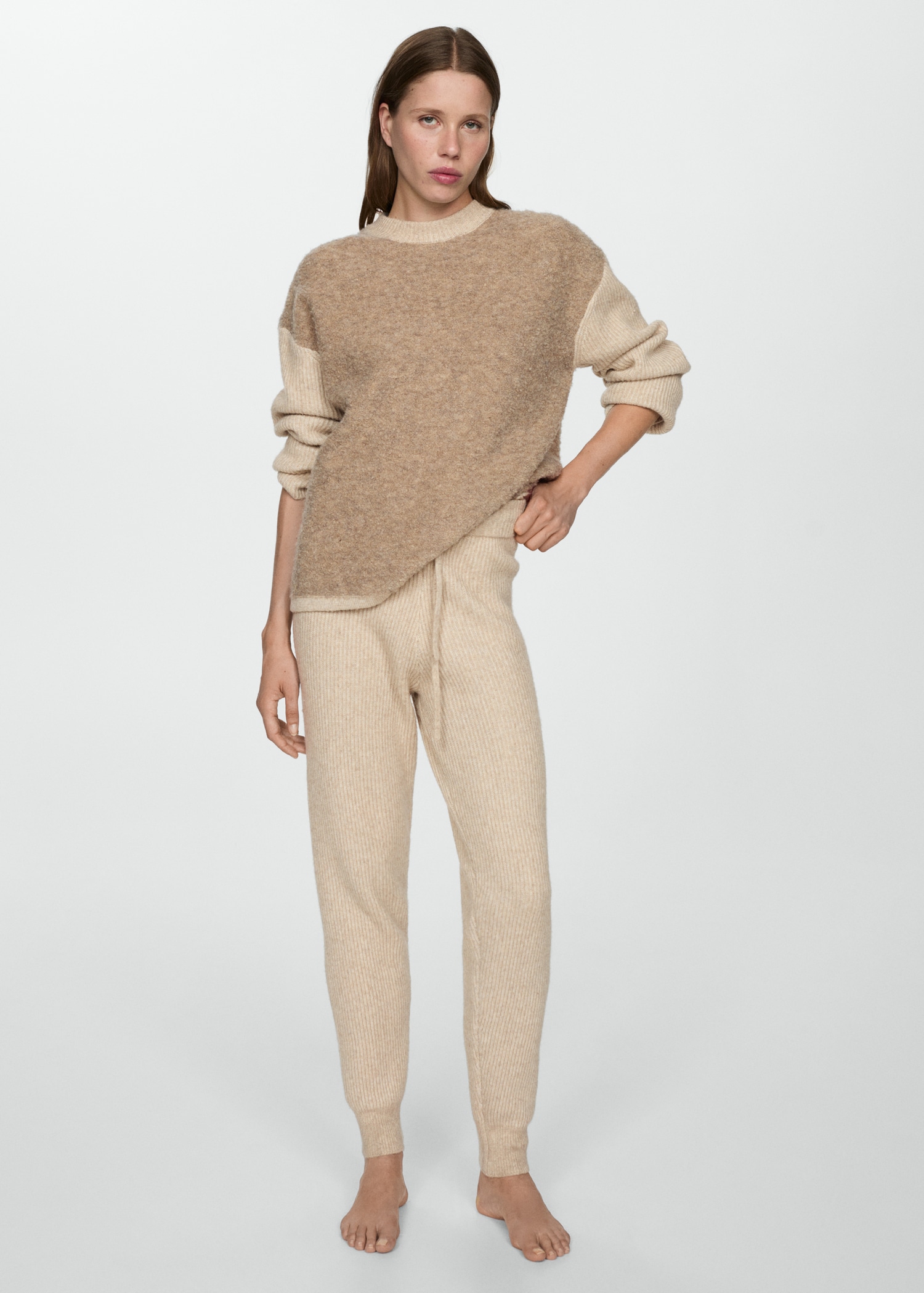 Contrasting knit sweater - Загальний план