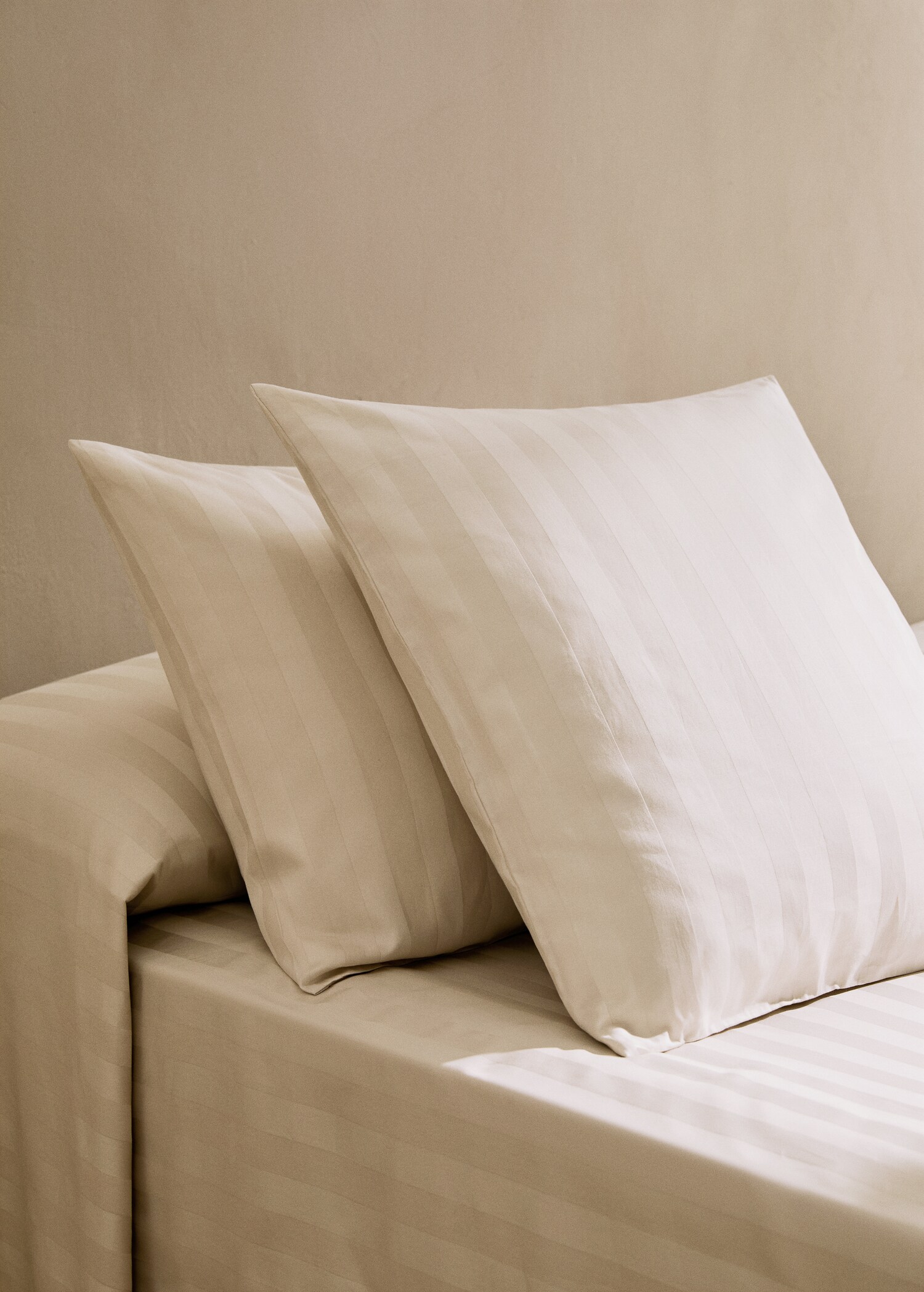 Multi-stripe satin pillowcase  45x110cm - General plane