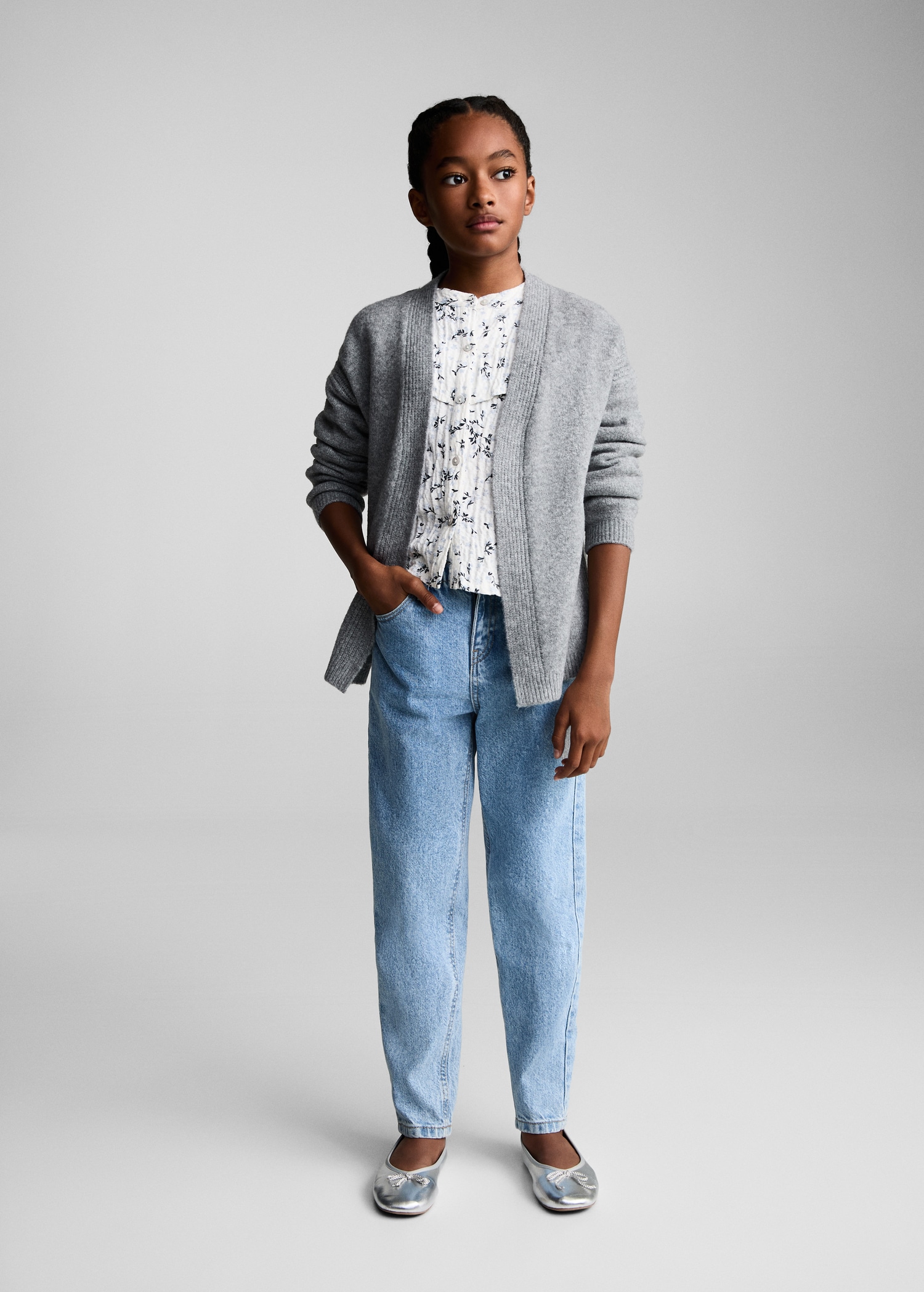 V-neck knitted cardigan - General plane