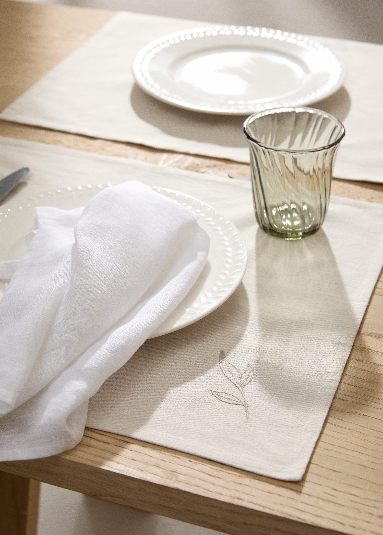 Individual embroidered cotton leaf - General plane