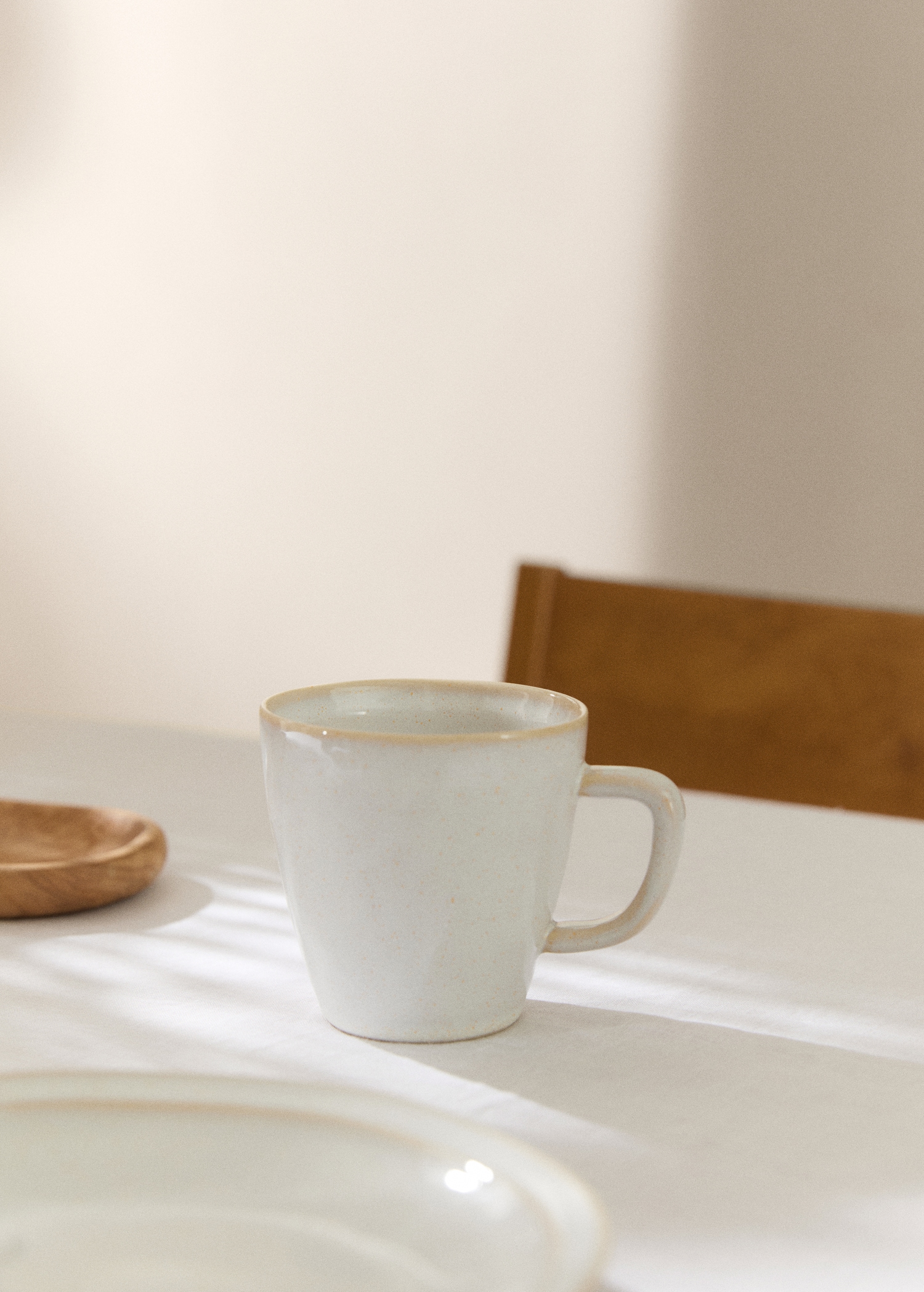 Stoneware mug with aged rim - General plane