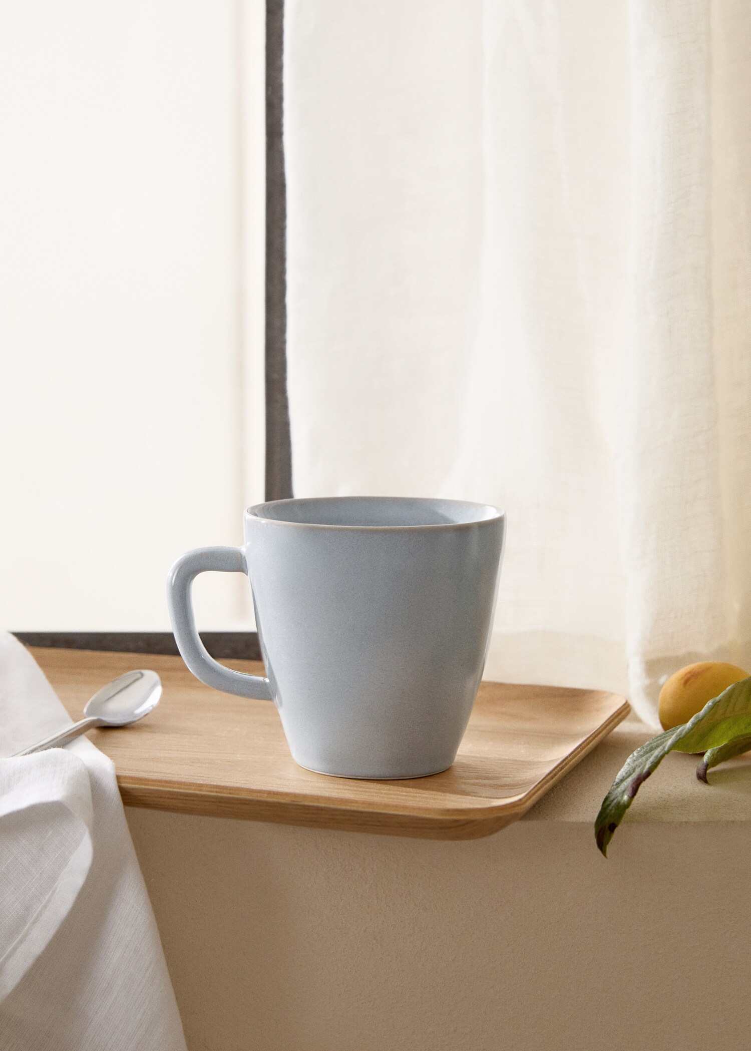 Stoneware mug with aged rim - General plane