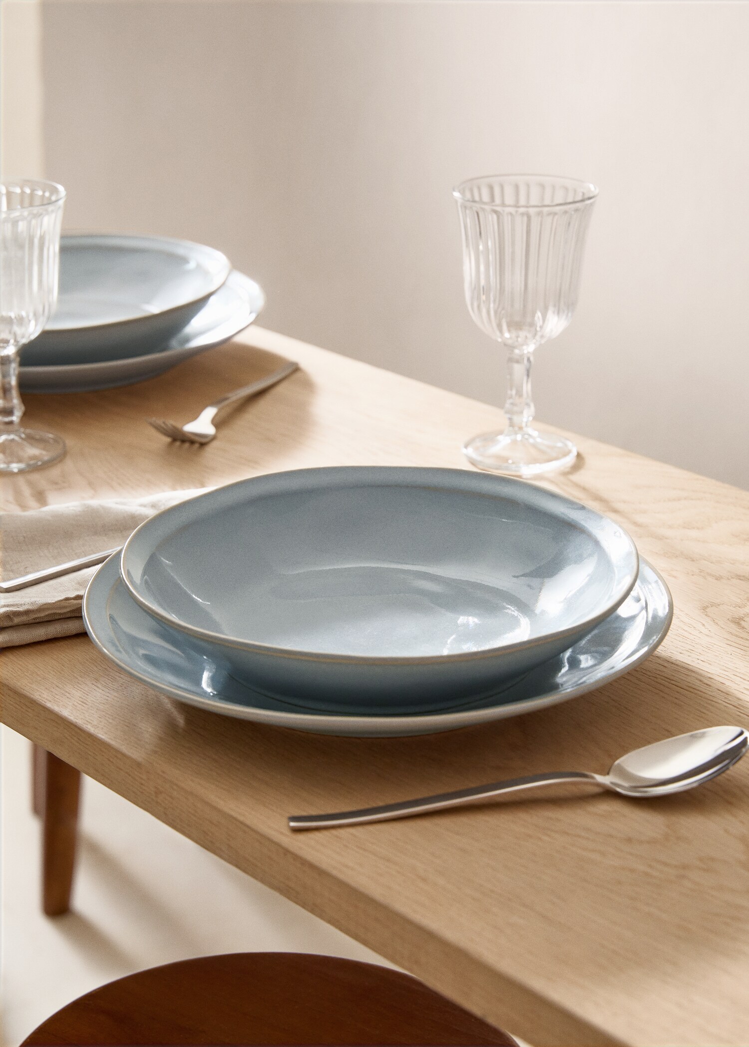 Aged double-edged stoneware deep plate - General plane