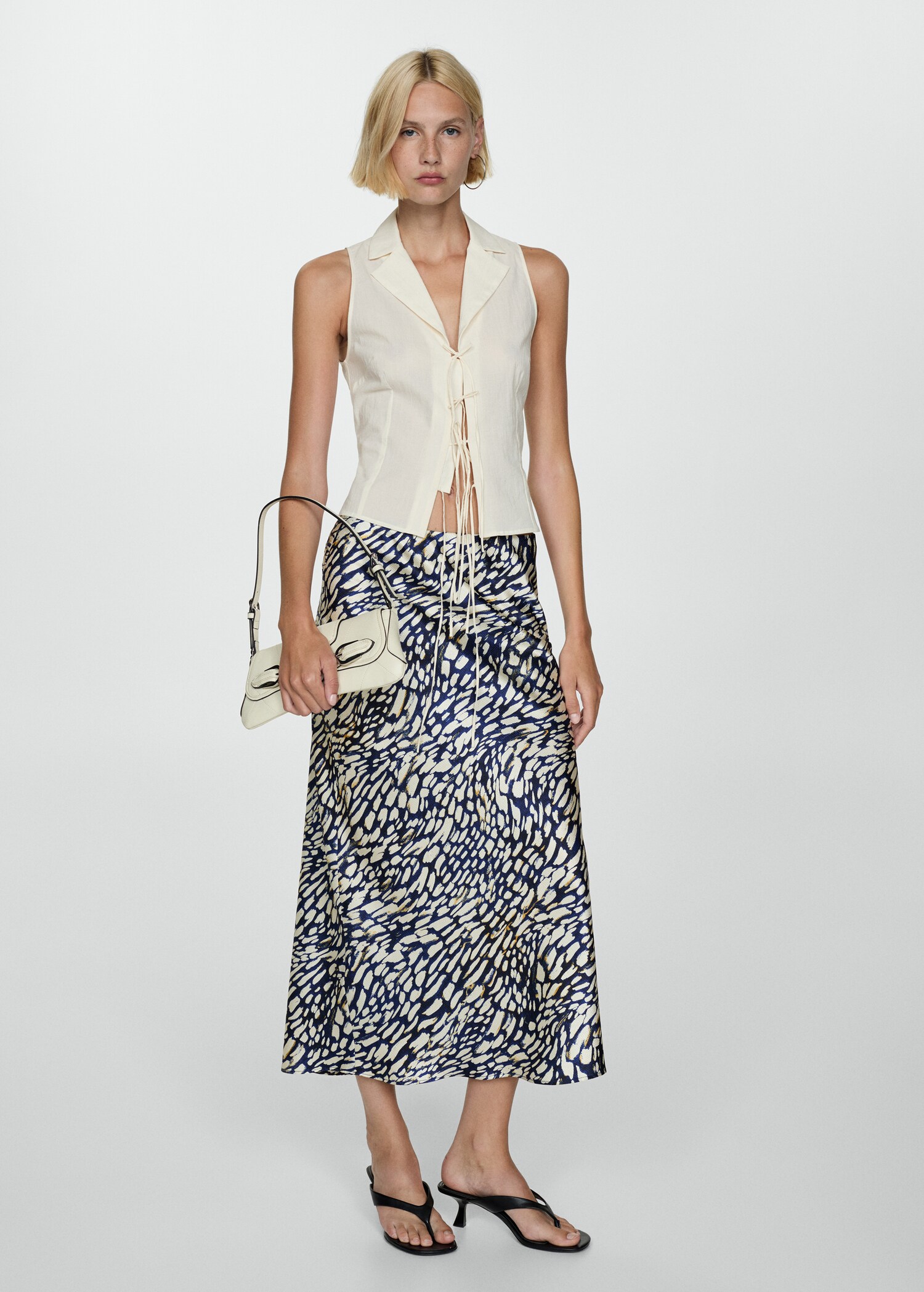Falda satinada estampada - Plano general
