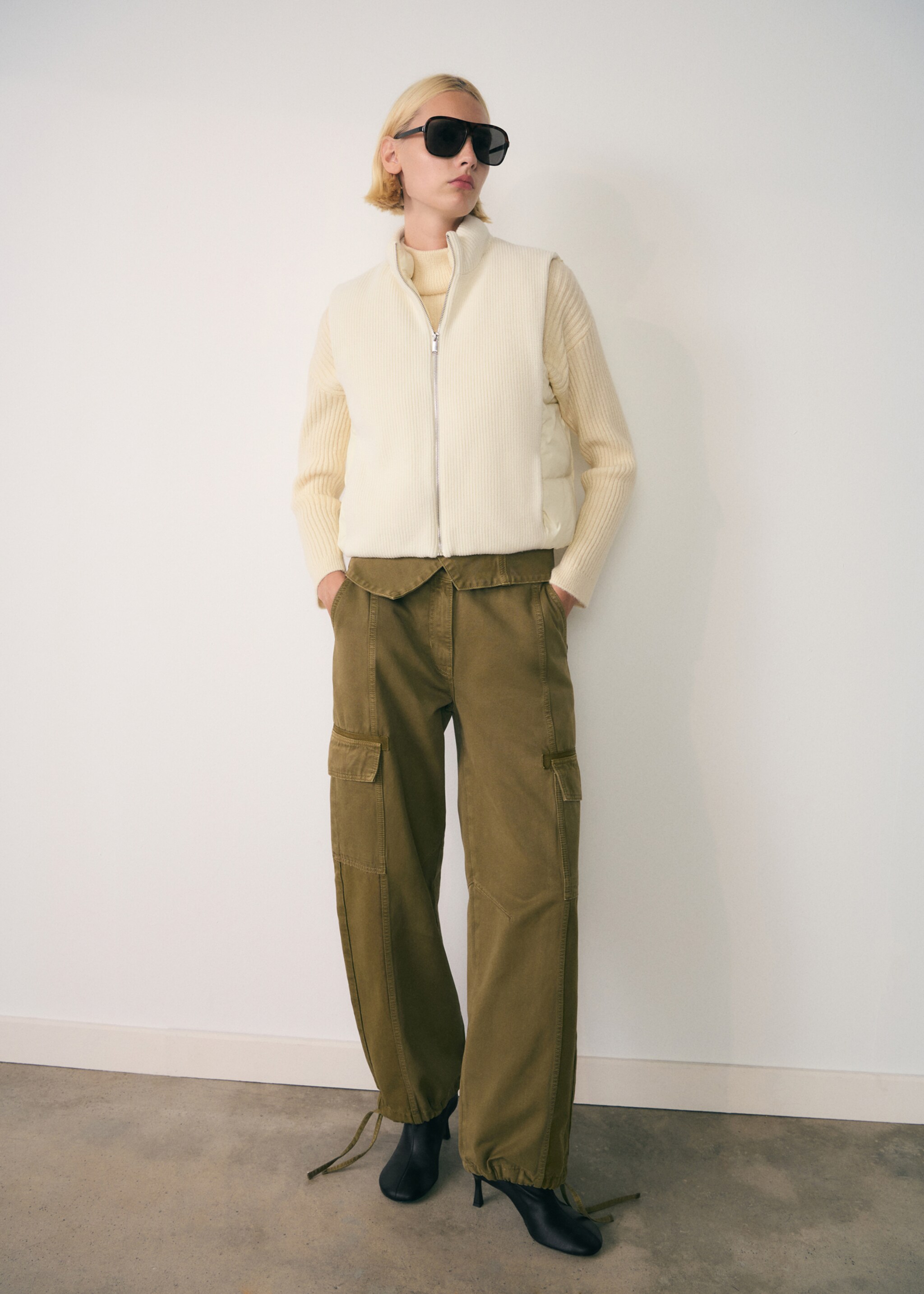 Contrasting knit vest - General plane, Ecru. Ref: 77087662-00.