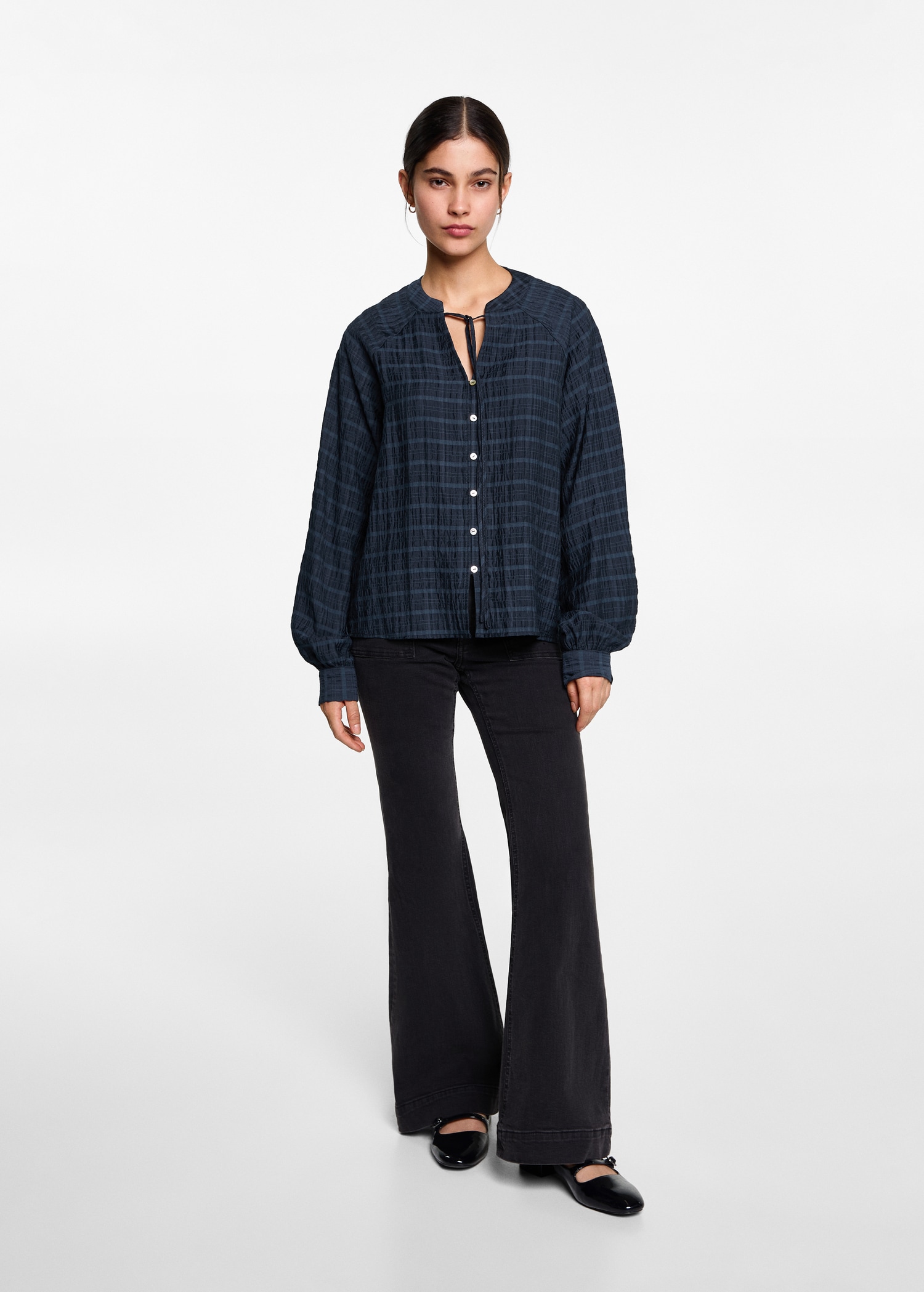 Blouse à carreaux avec un nœud - Plan général