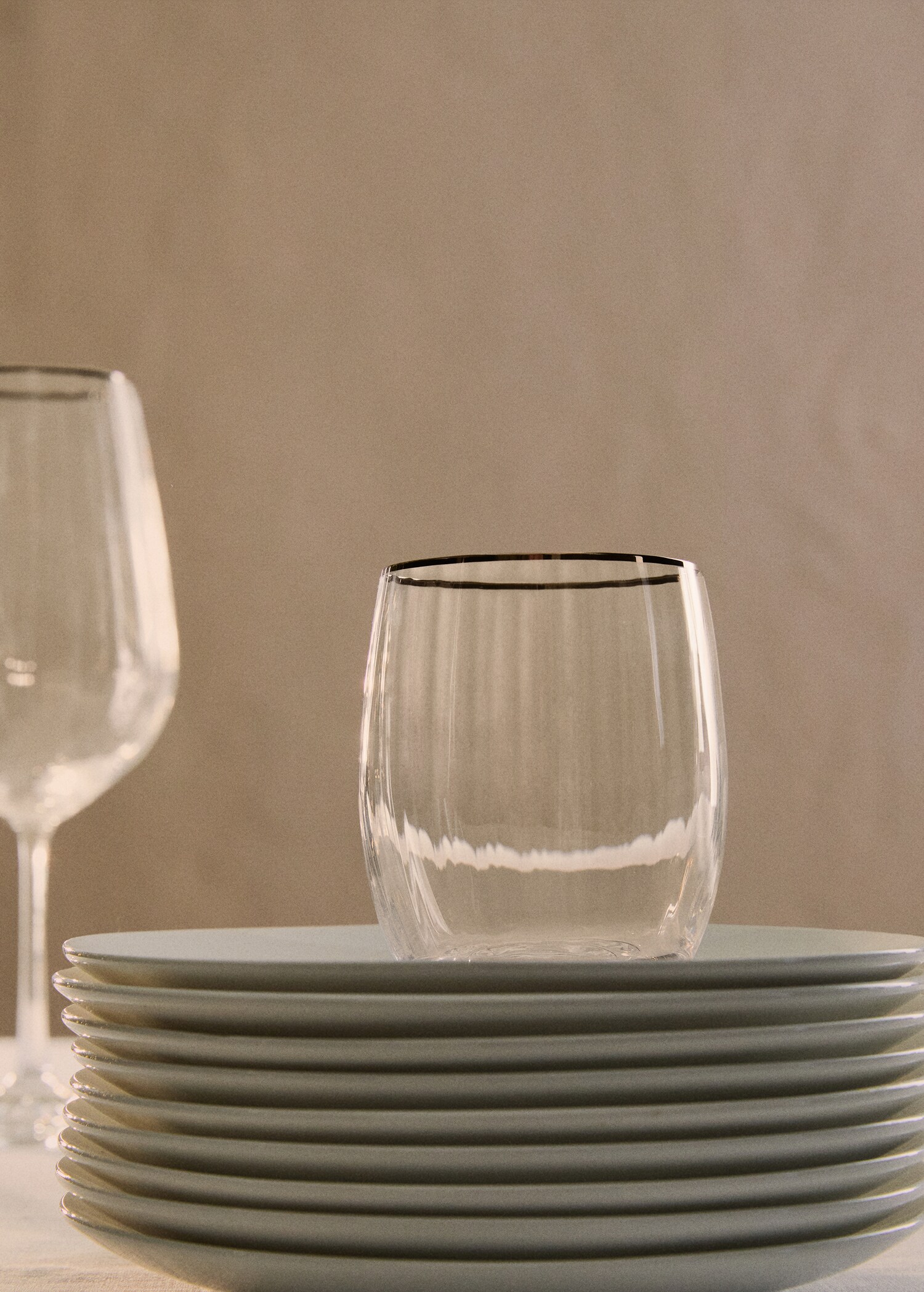 Glass tumbler with embossed stripes - General plane