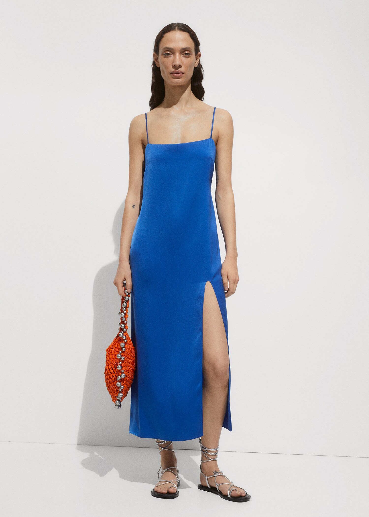 Side-slit satin dress - General plane