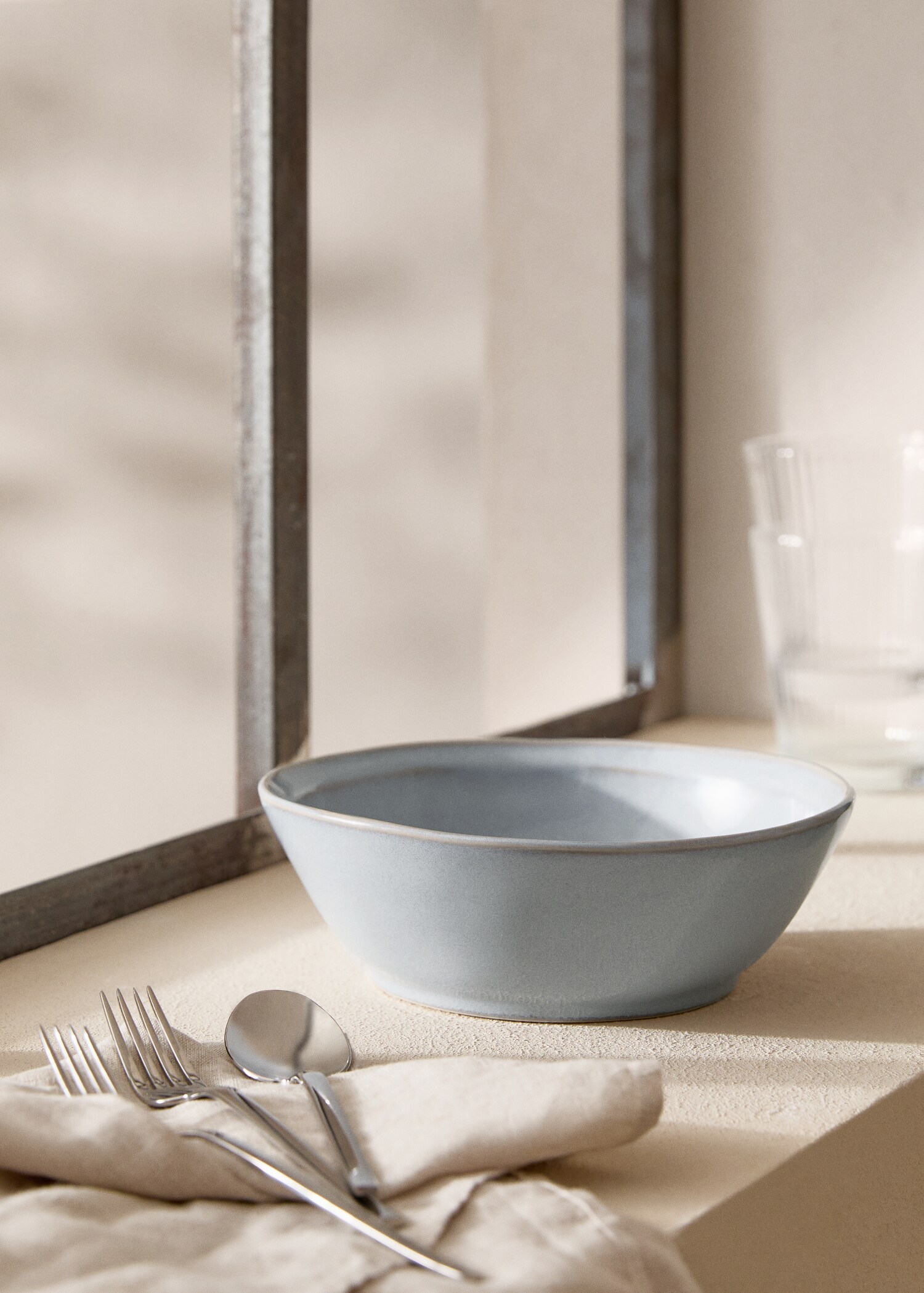 Stoneware bowl with aged rim - General plane