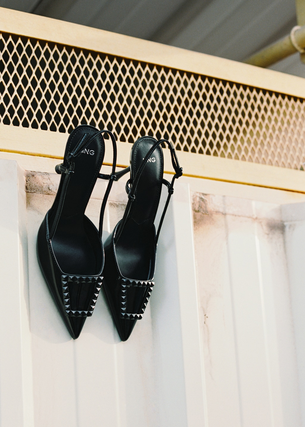 Patent leather slingback-heeled shoes