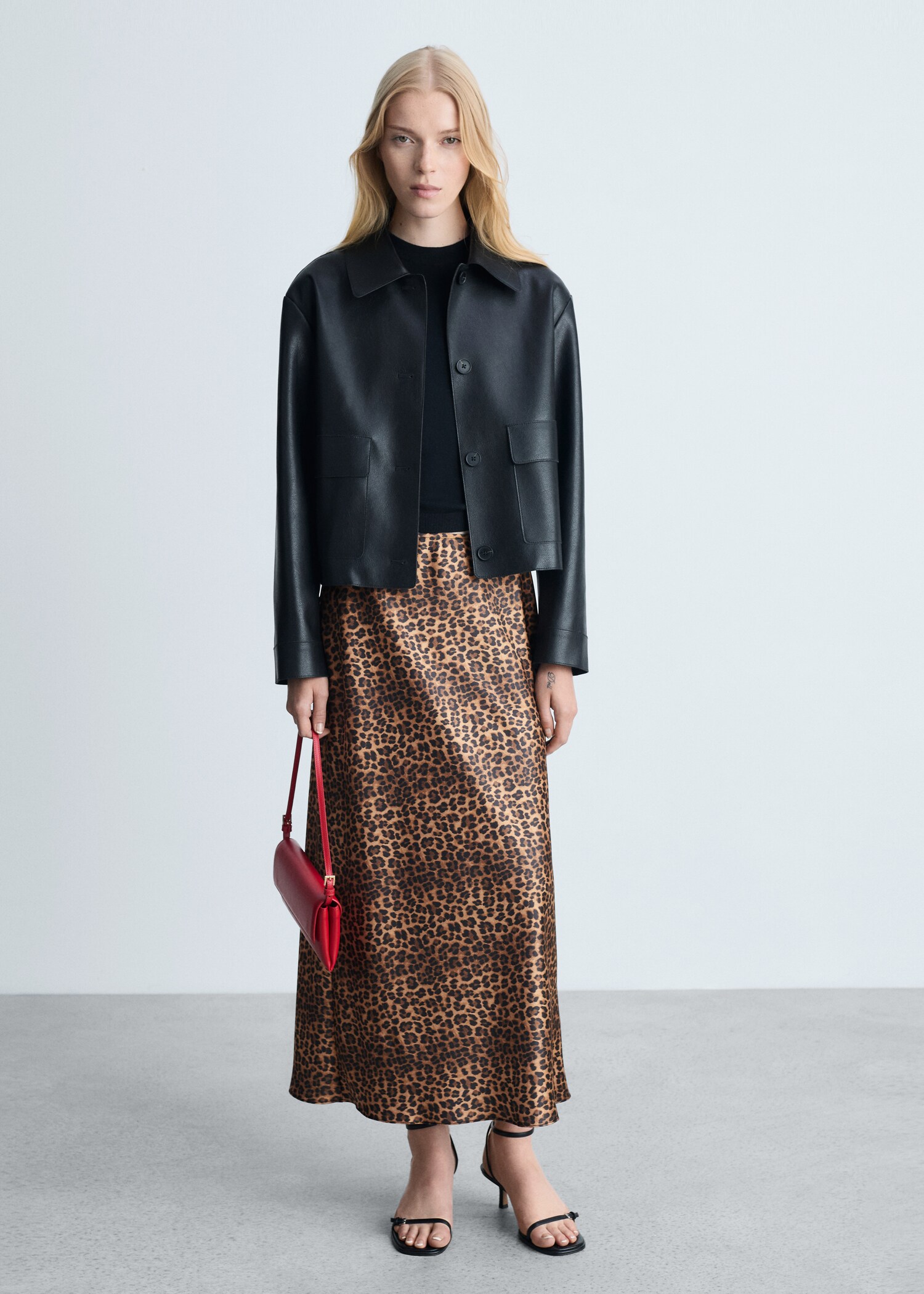 Falda satinada leopardo - Plano general