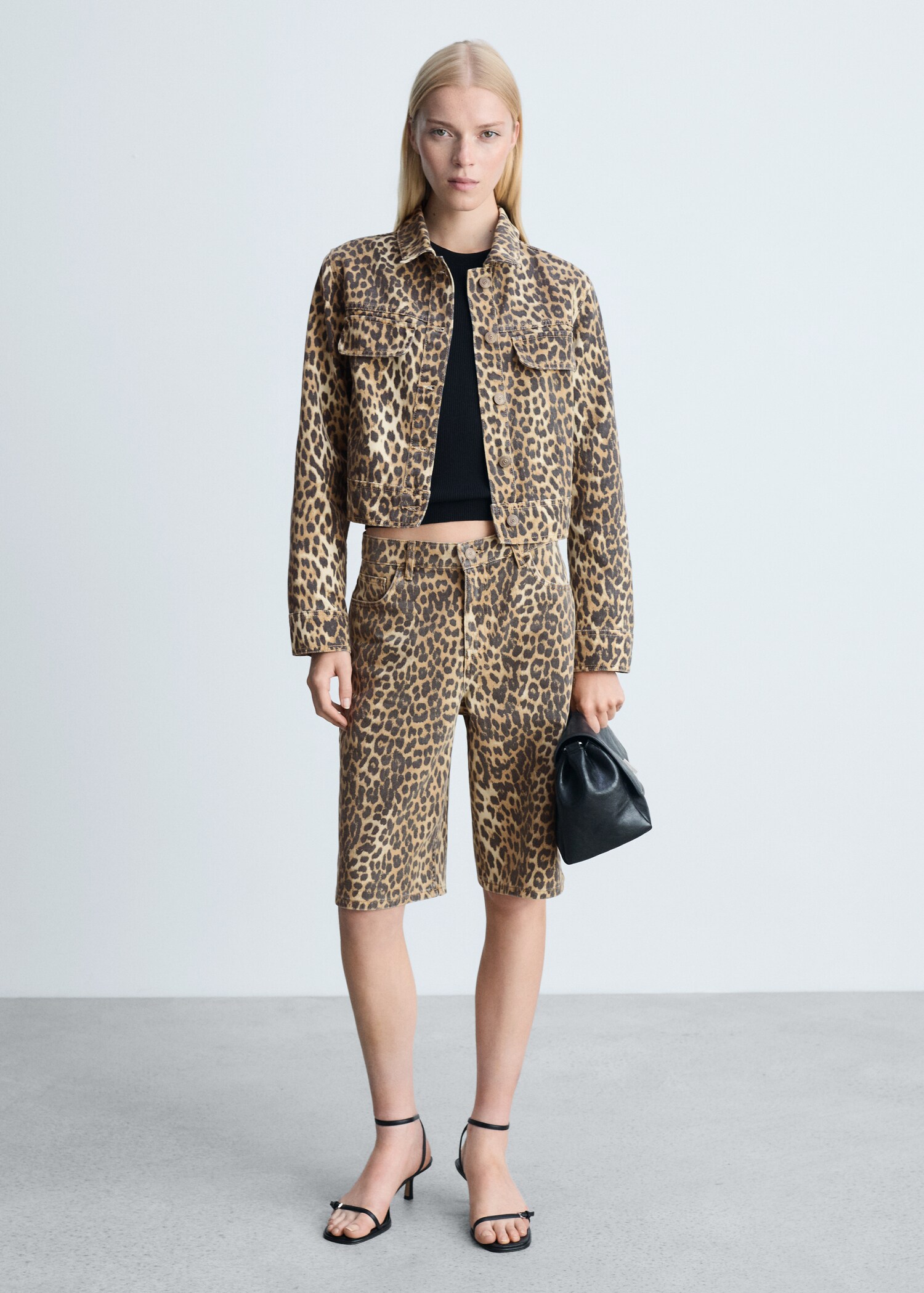 Cazadora vaquera leopardo - Plano general