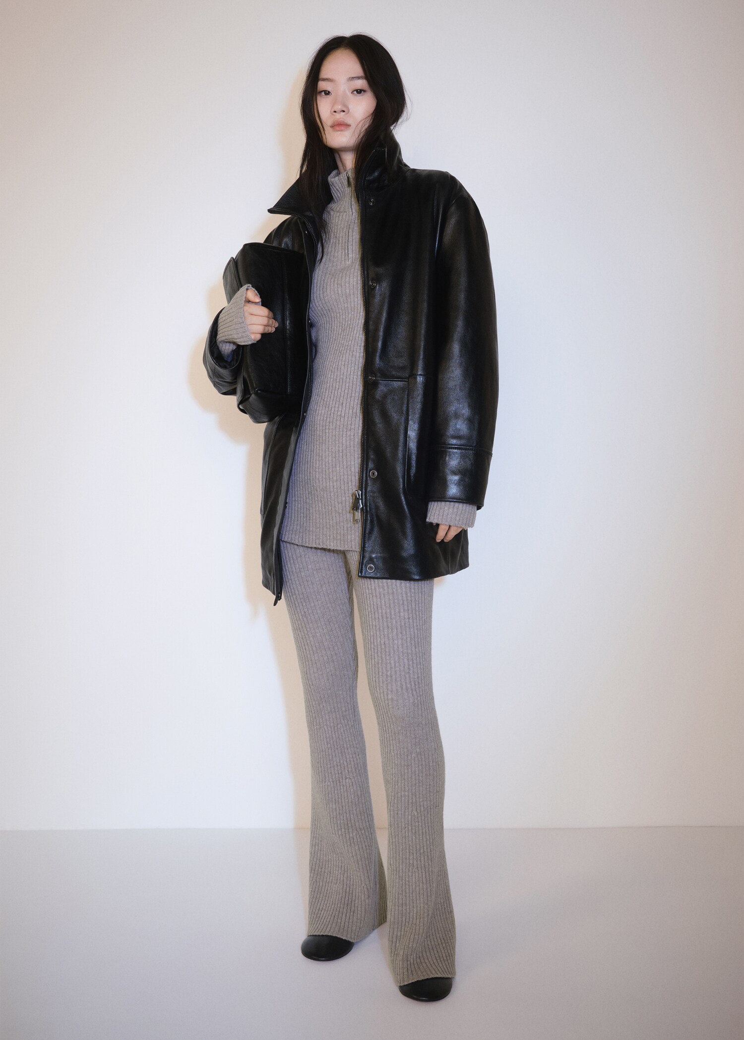 Flared ribbed knitted trousers - General plane