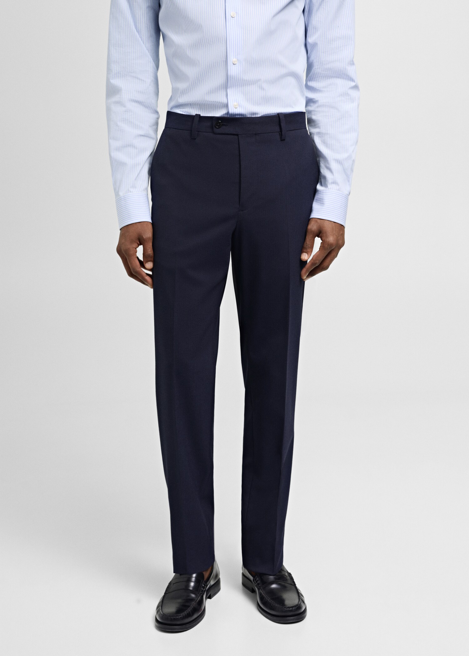 Pantalón traje slim fit tejido comfort stretch - Plano medio