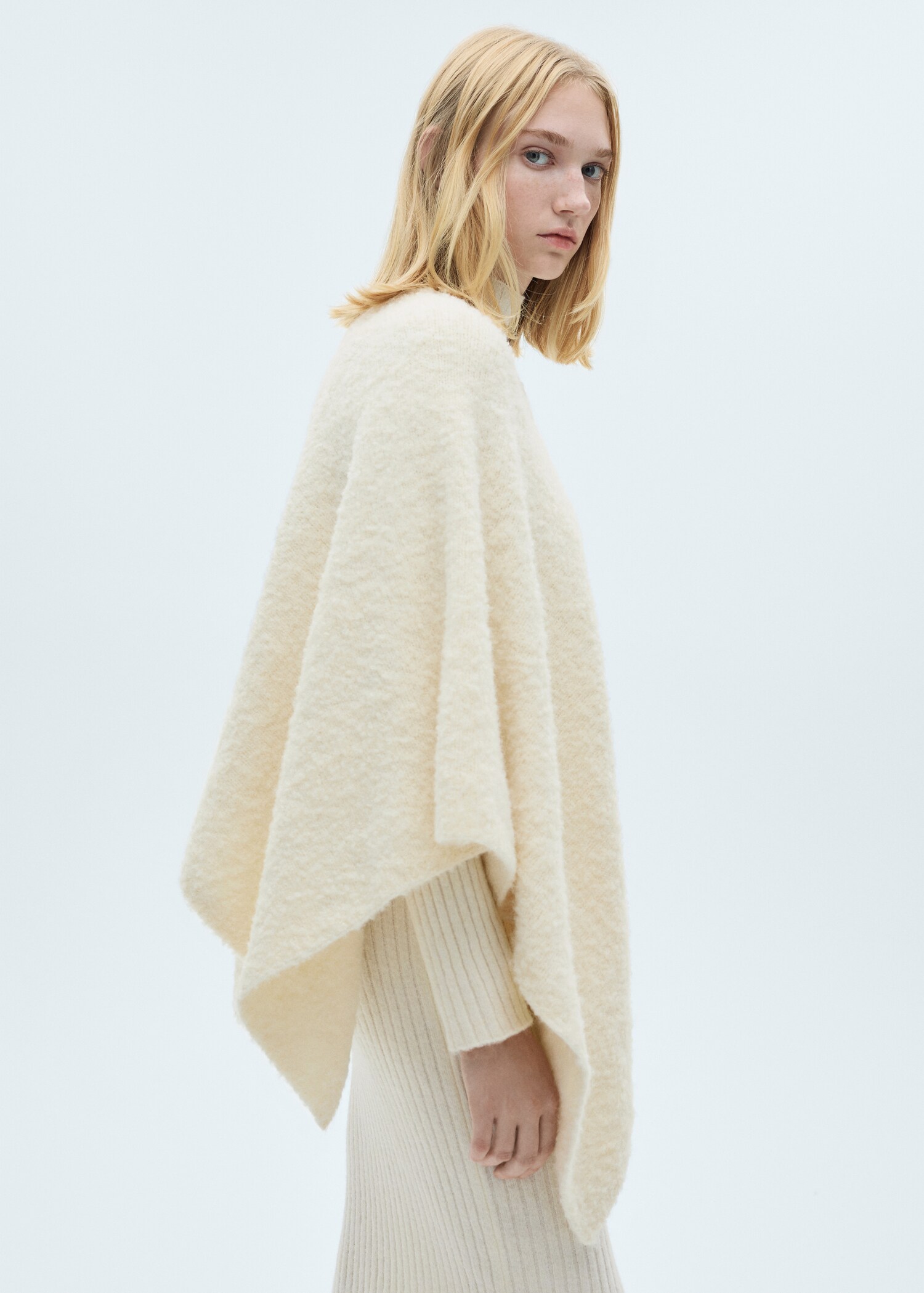 Round neck knitted cape - Medium plane