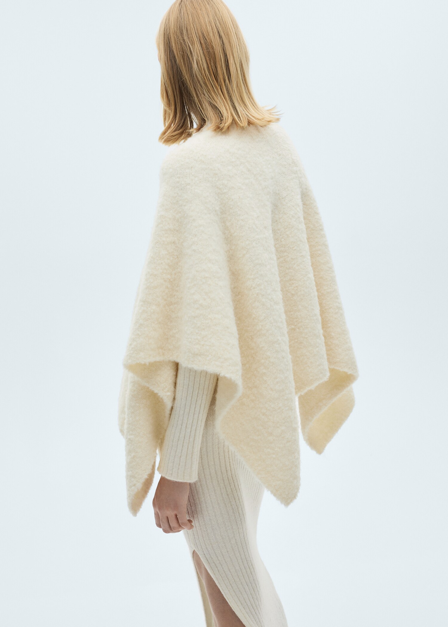 Round neck knitted cape - Reverse of the article