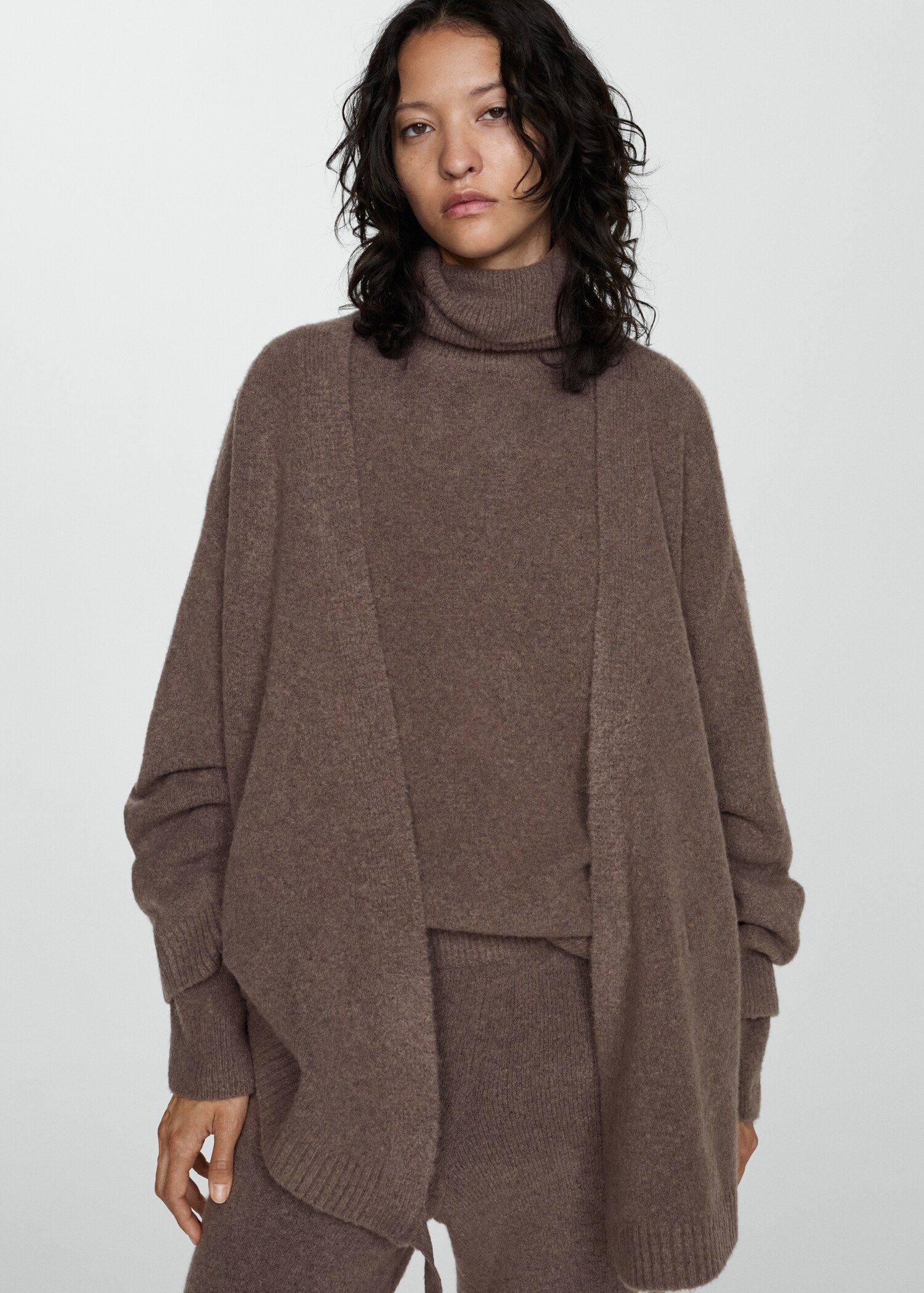 Cardigan en maille croisé - Plan moyen