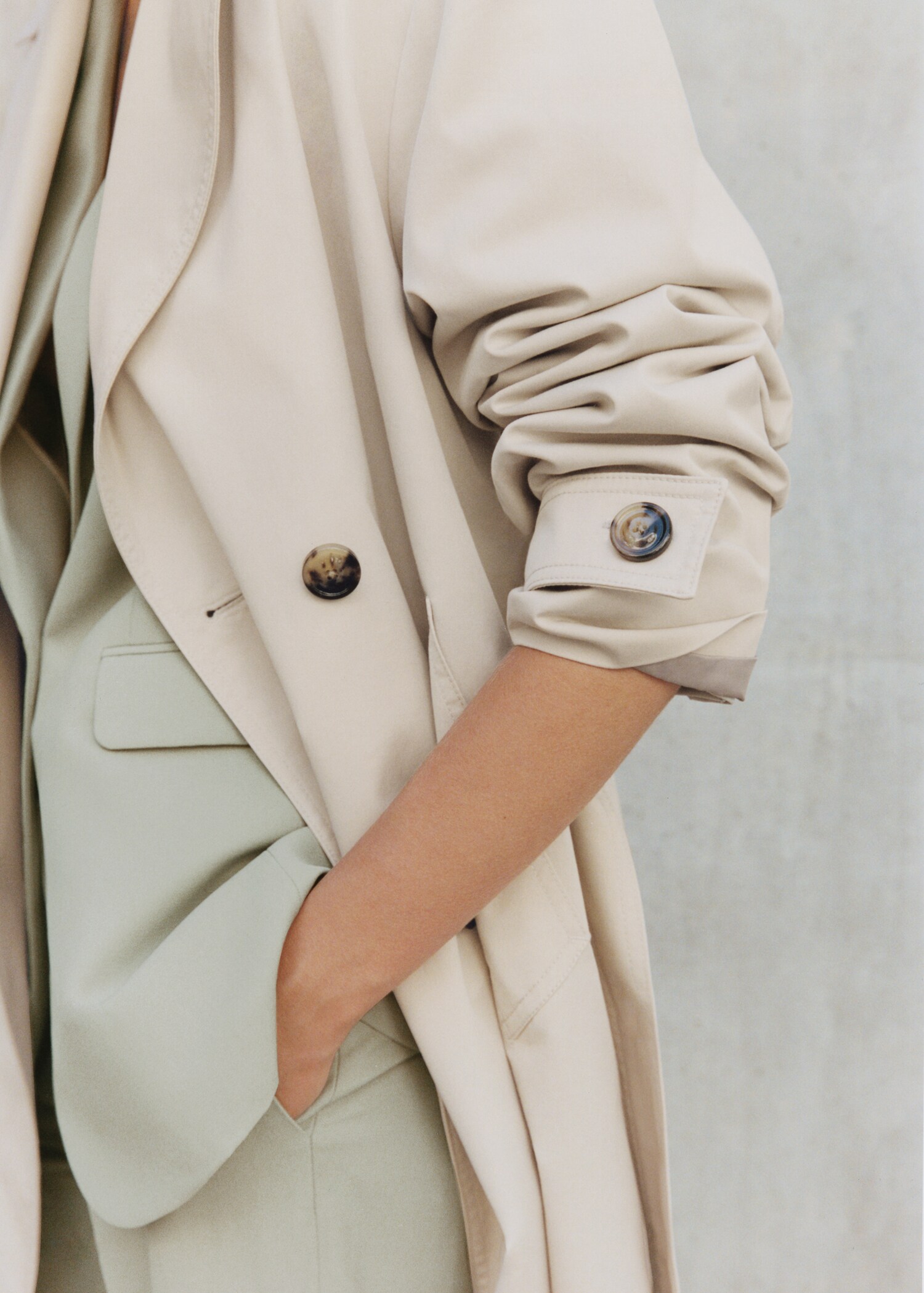 Long double-breasted trench coat - Details of the article 9