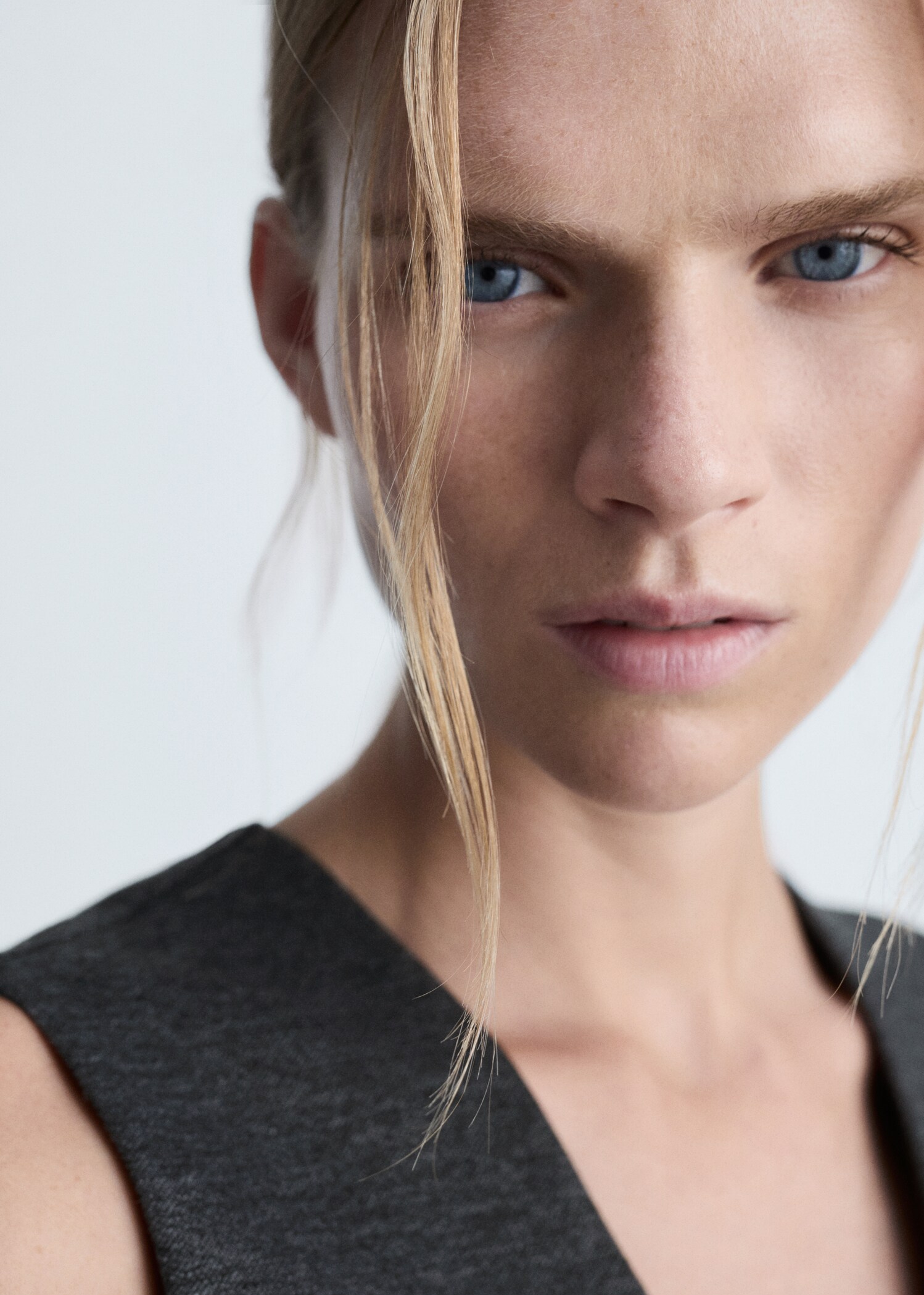 Fitted vest with buttons - Details of the article 1