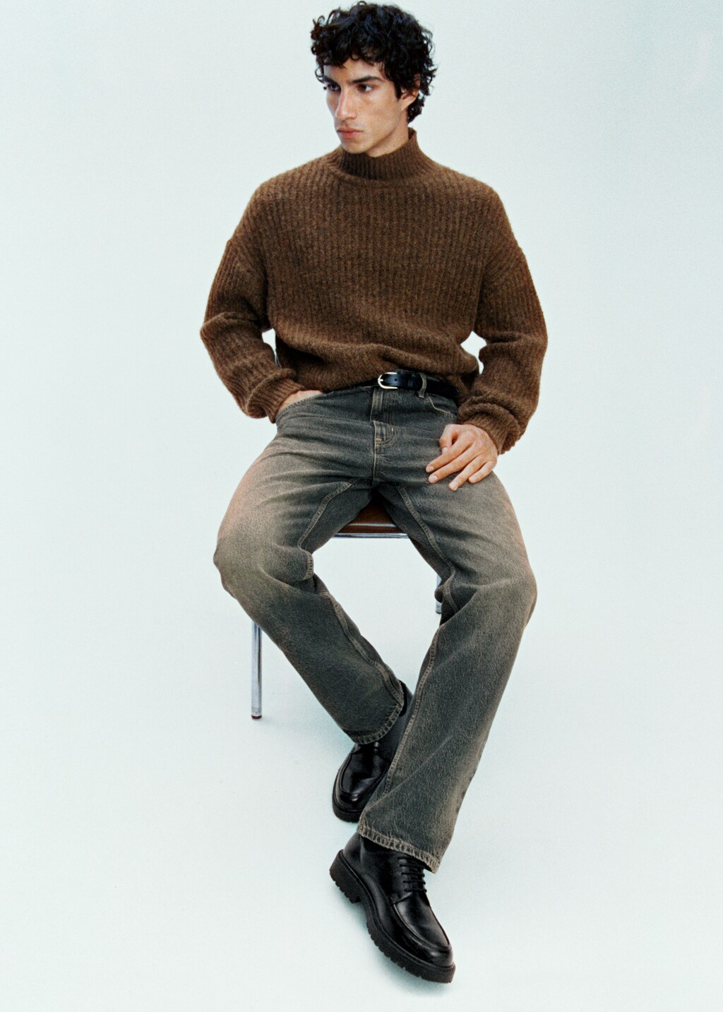 Straight-fit jeans with frayed effect