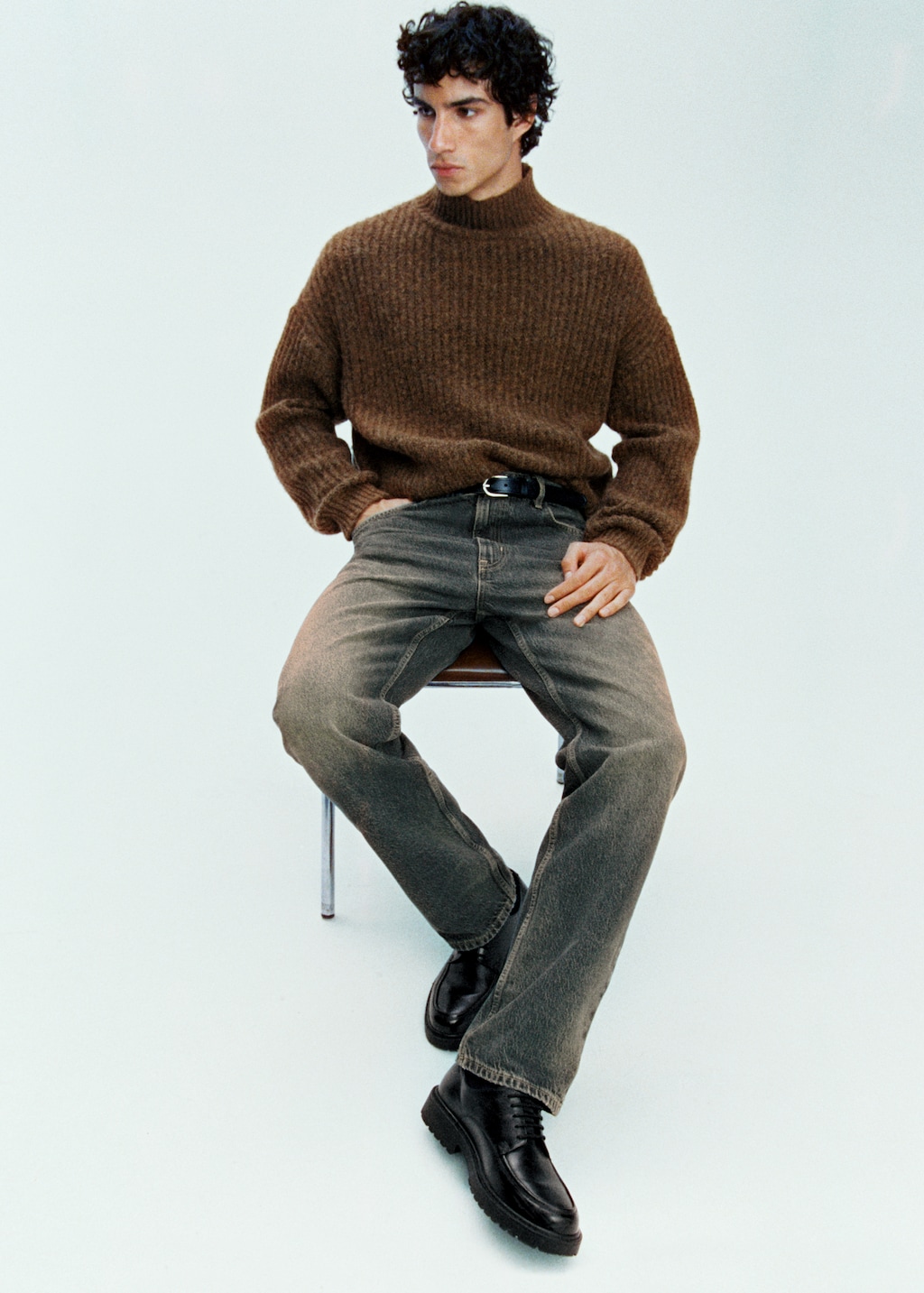 Straight-fit jeans with frayed effect