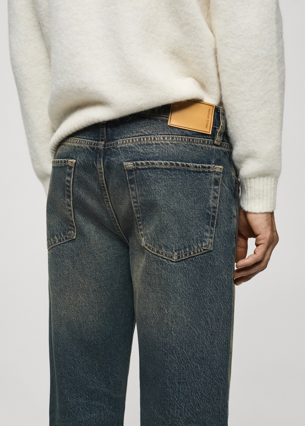 Straight-fit jeans with frayed effect