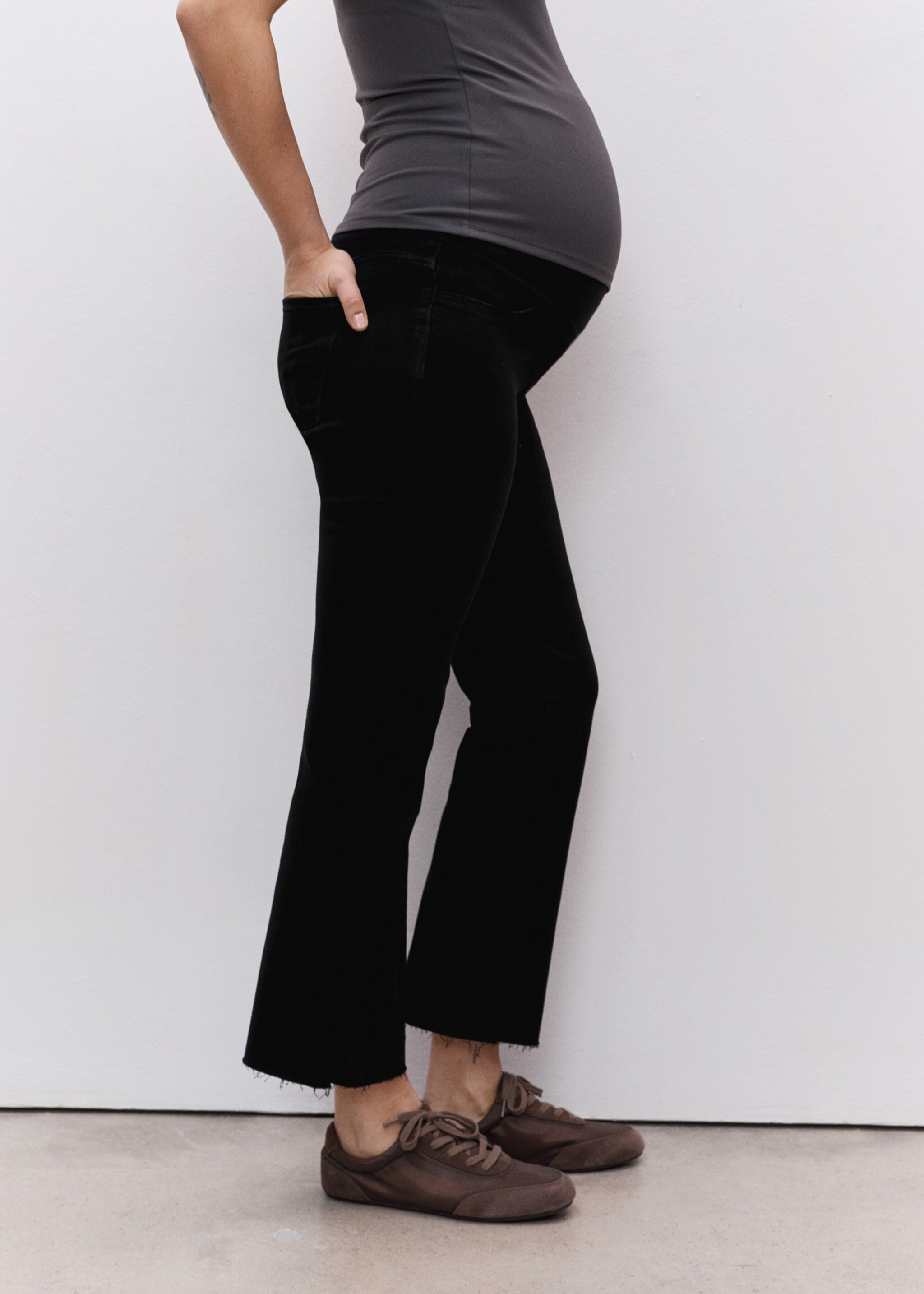 Blugi flare cropped pentru gravide - Plan mediu